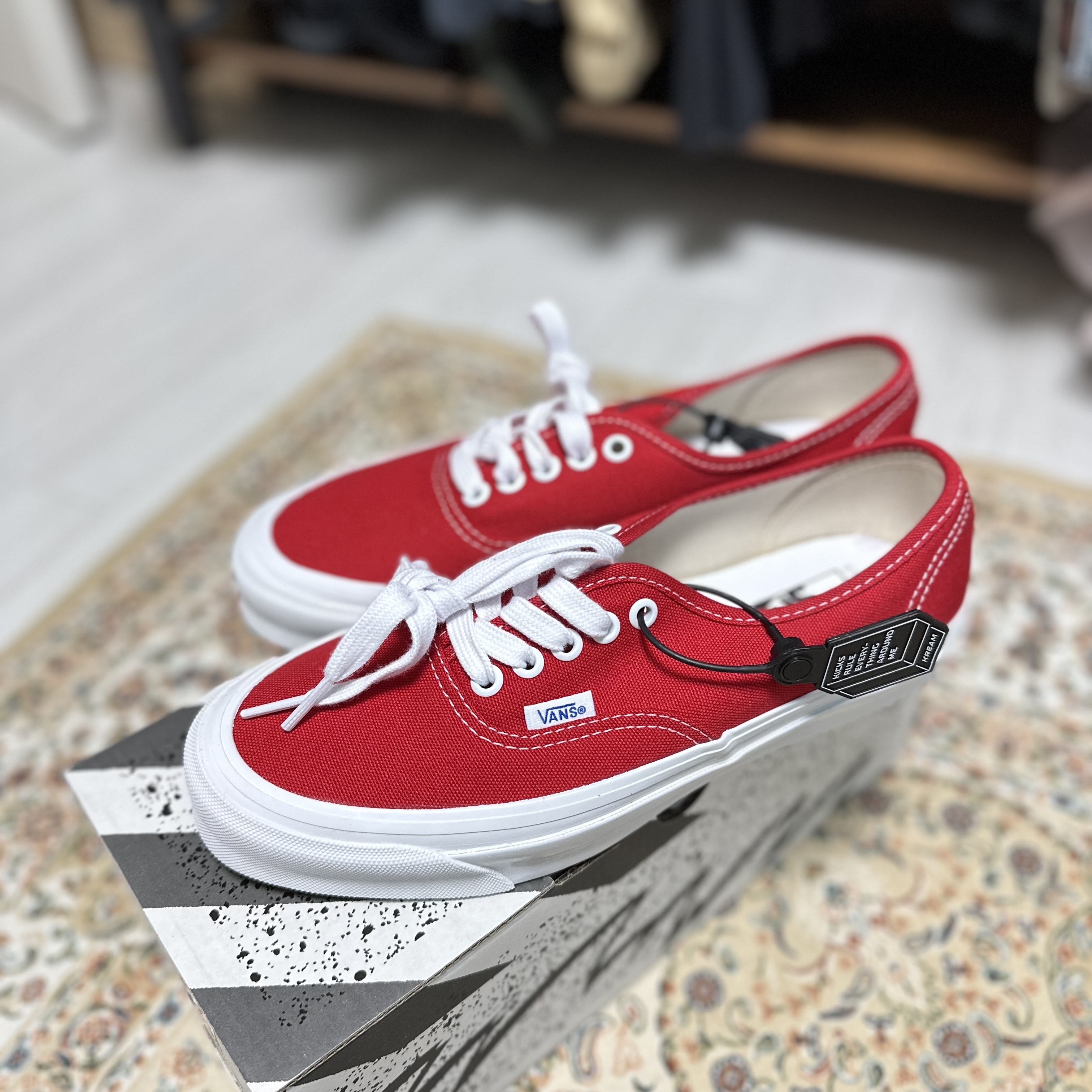 Vans Vault OG Authentic LX Red 착용 스타일