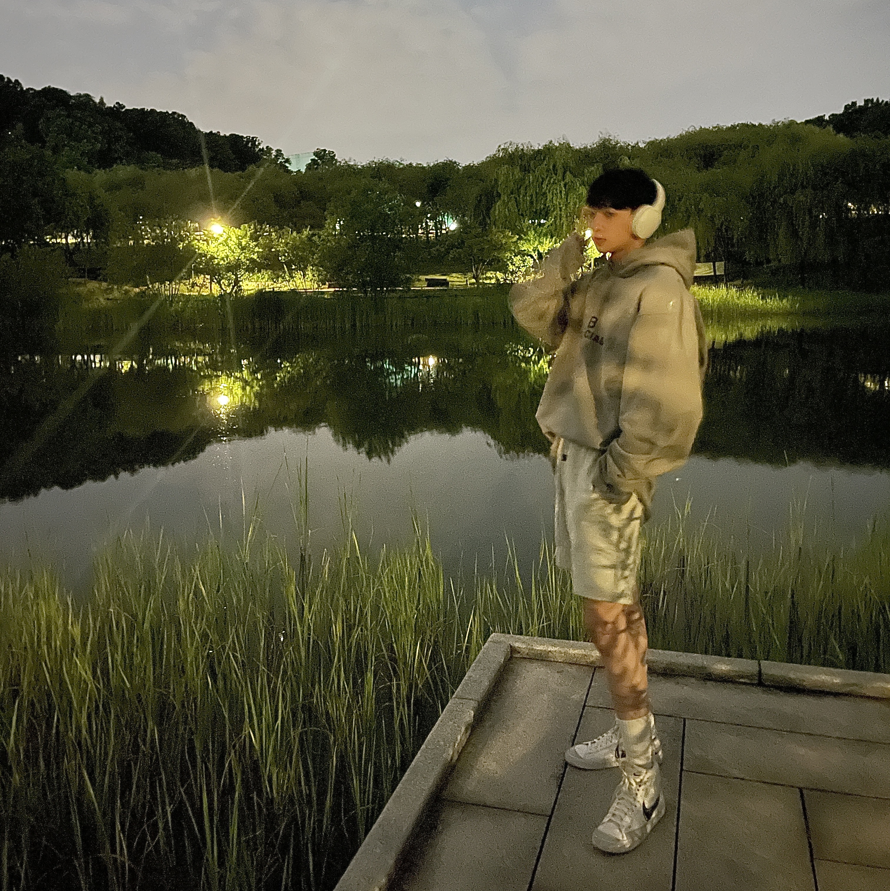 Balenciaga Distressed BB Pixel Hoodie Taupe, Essentials 1977 Shorts Light Oatmeal - 22SS 착용 스타일 - 2