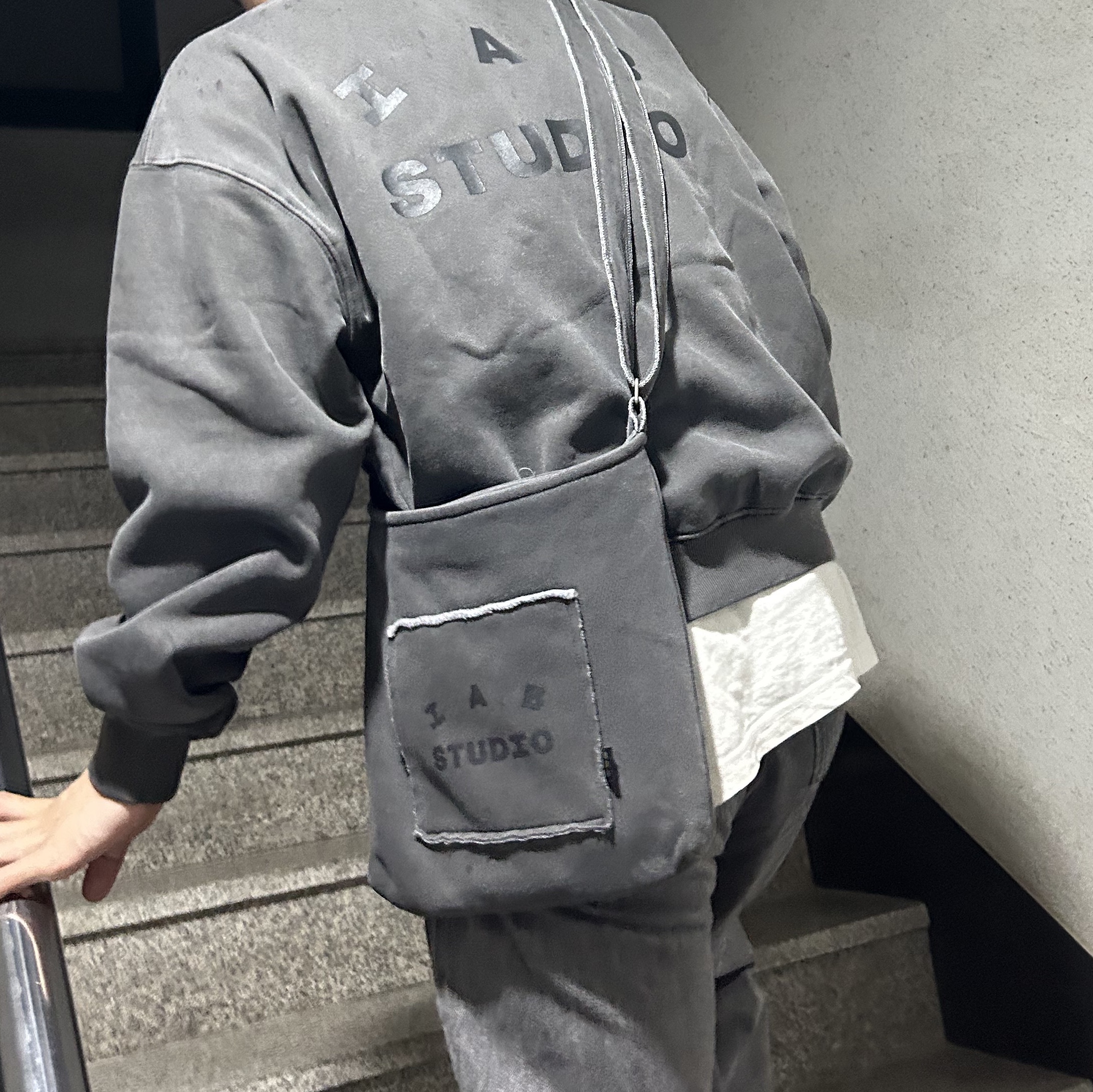 IAB Studio Pigment Sweatshirt & Mini Bag Black, Nike Air Force 1 '07 Black White 착용 스타일 - 2
