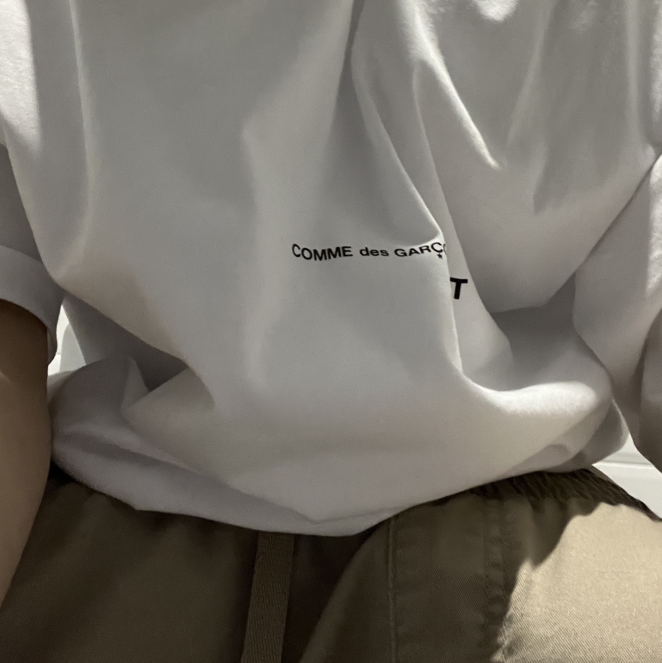 꼼데가르송 셔츠 오버사이즈 핏 로고 티셔츠 화이트 착용 스타일