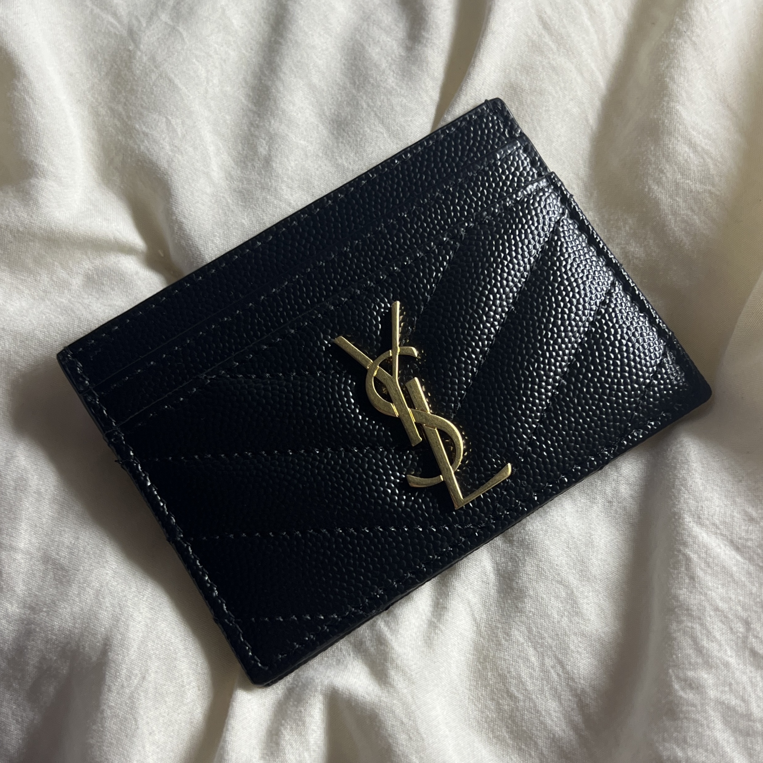 Saint Laurent Cassandre Matelasse Card Case in Grain De Poudre Embossed Leather Black 착용 스타일