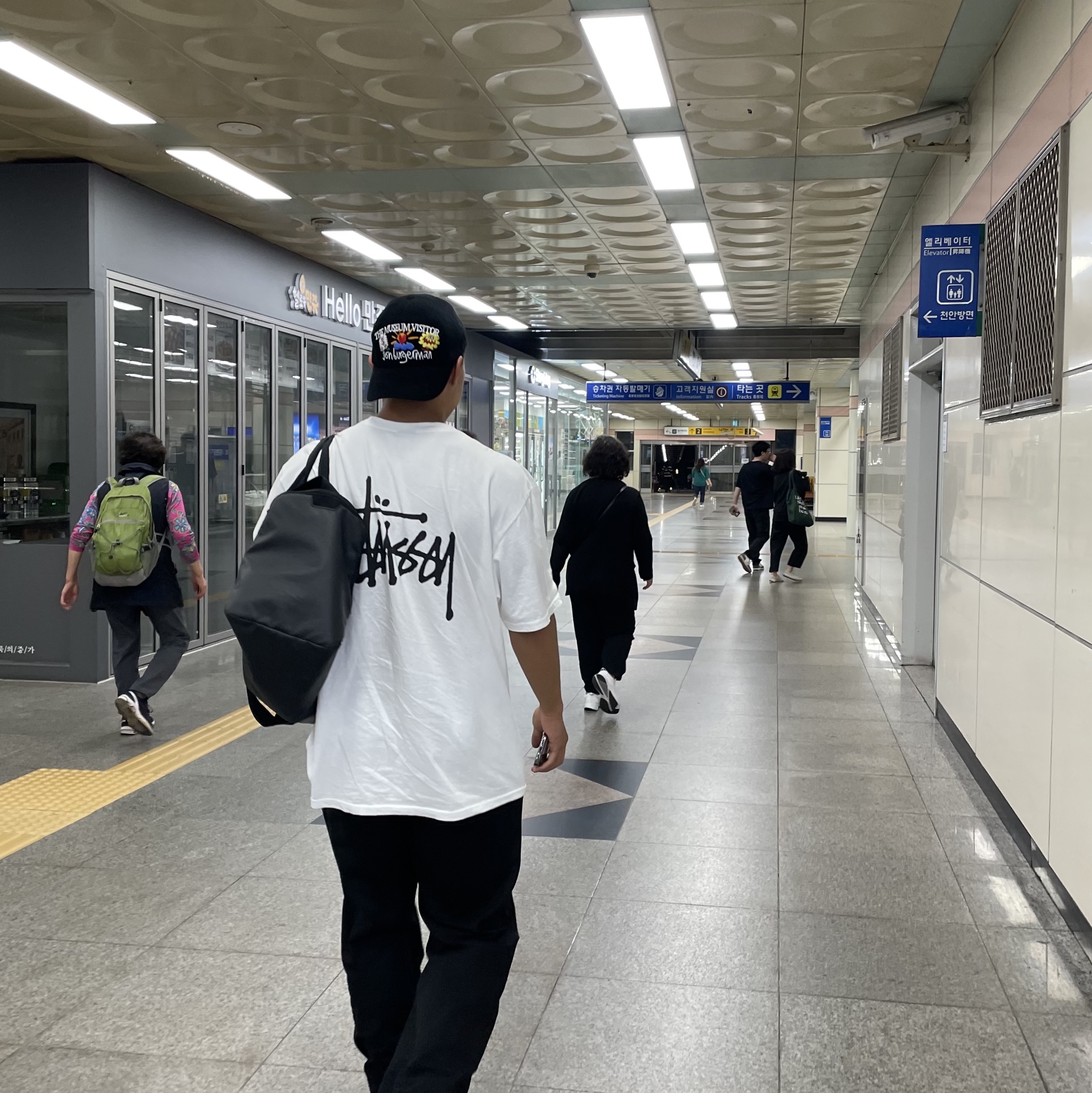 The Museum Visitor x Jon Burgerman Pinky Winky & Charlie Ball Cap Black, Stussy Basic Stussy T-Shirt White 2023 착용 스타일