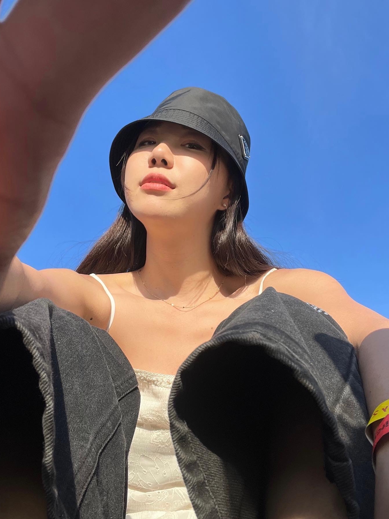 Prada Re-Nylon Bucket Hat Black 착용 스타일 - 3
