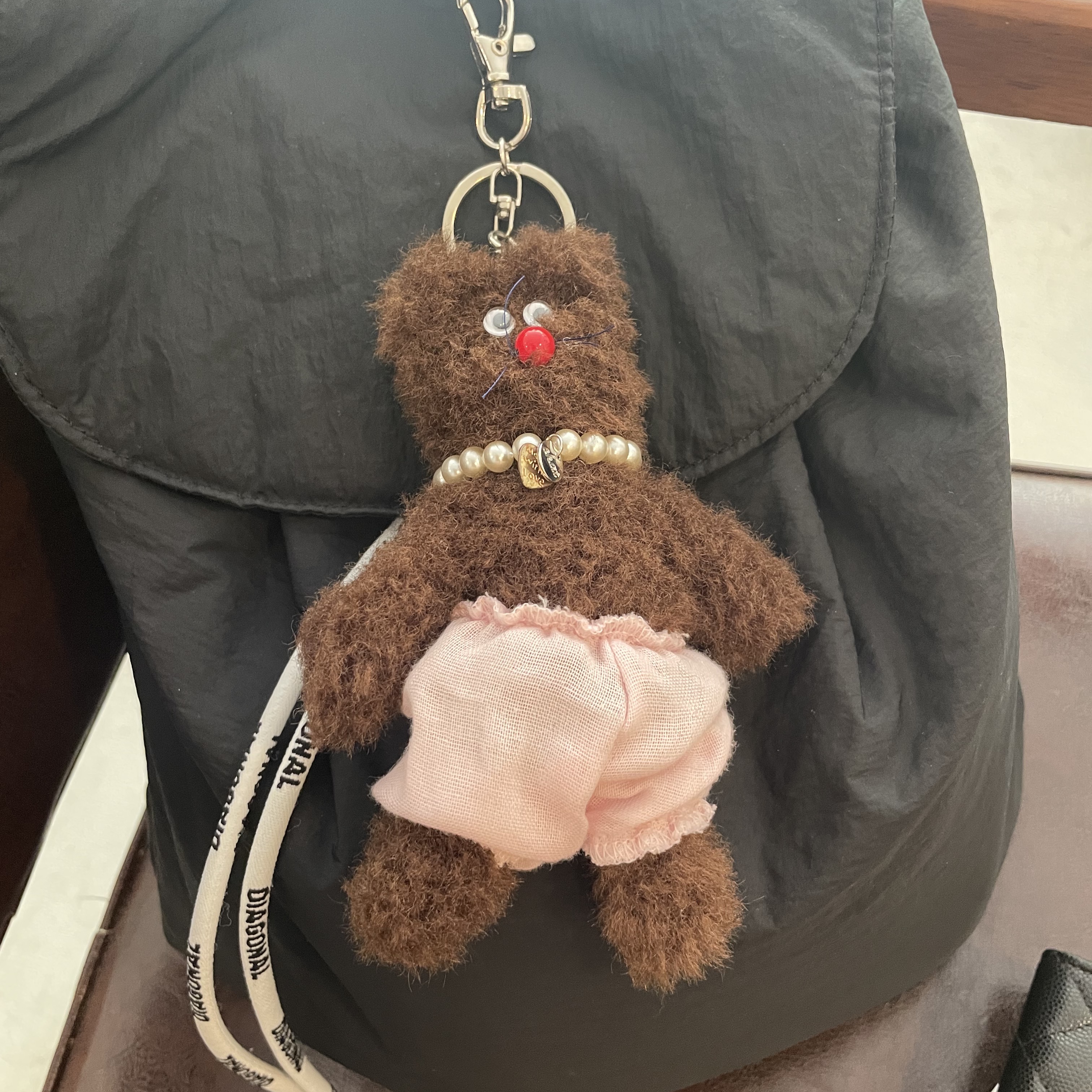 [KREAM 단독] Monamhee Bred Keyring with Pink Pants Brown 착용 스타일