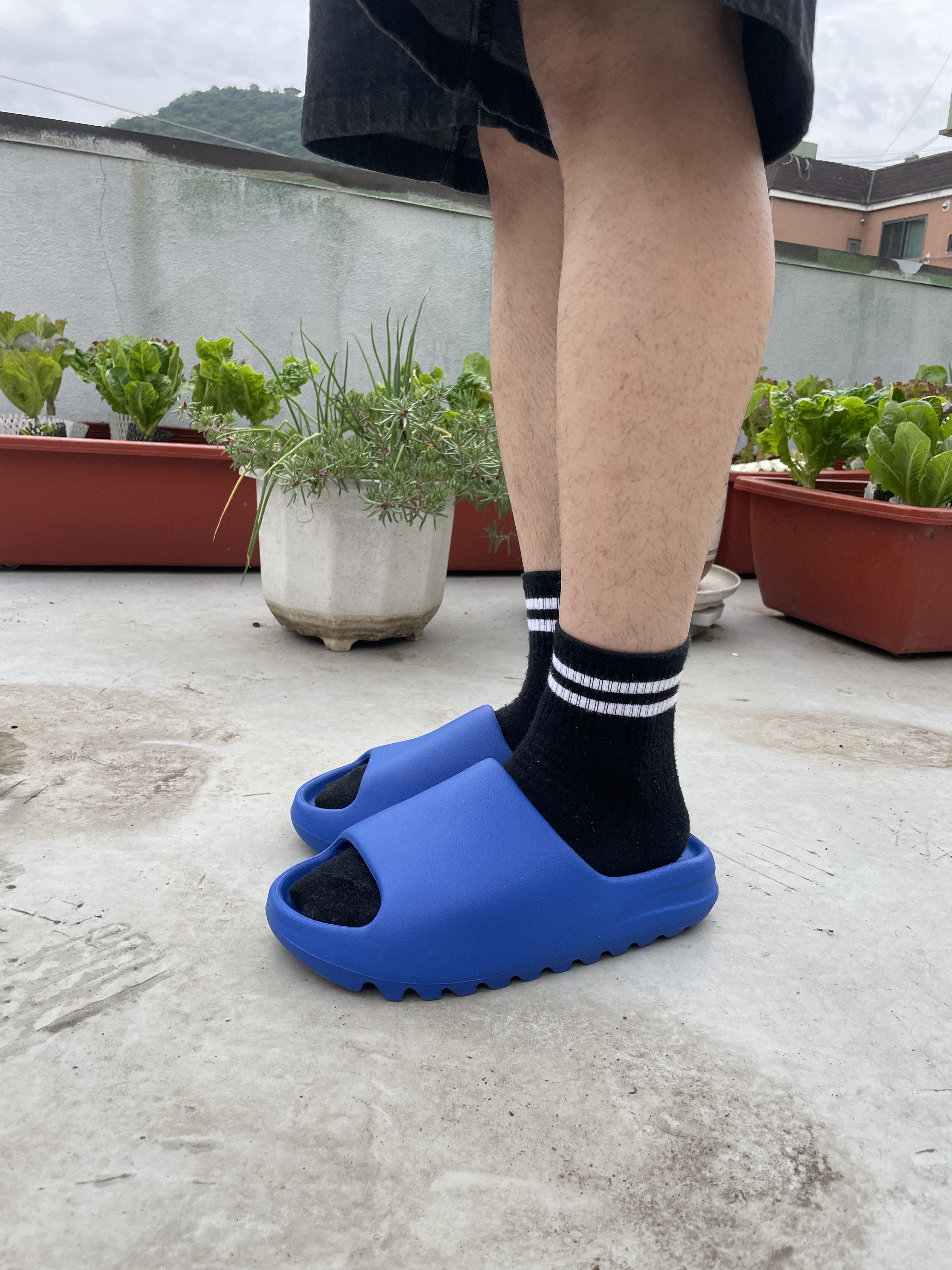 Adidas Yeezy Slide Azure, Vans x Peaches. Staple S/S T-Shirt Black 착용 스타일 - 1