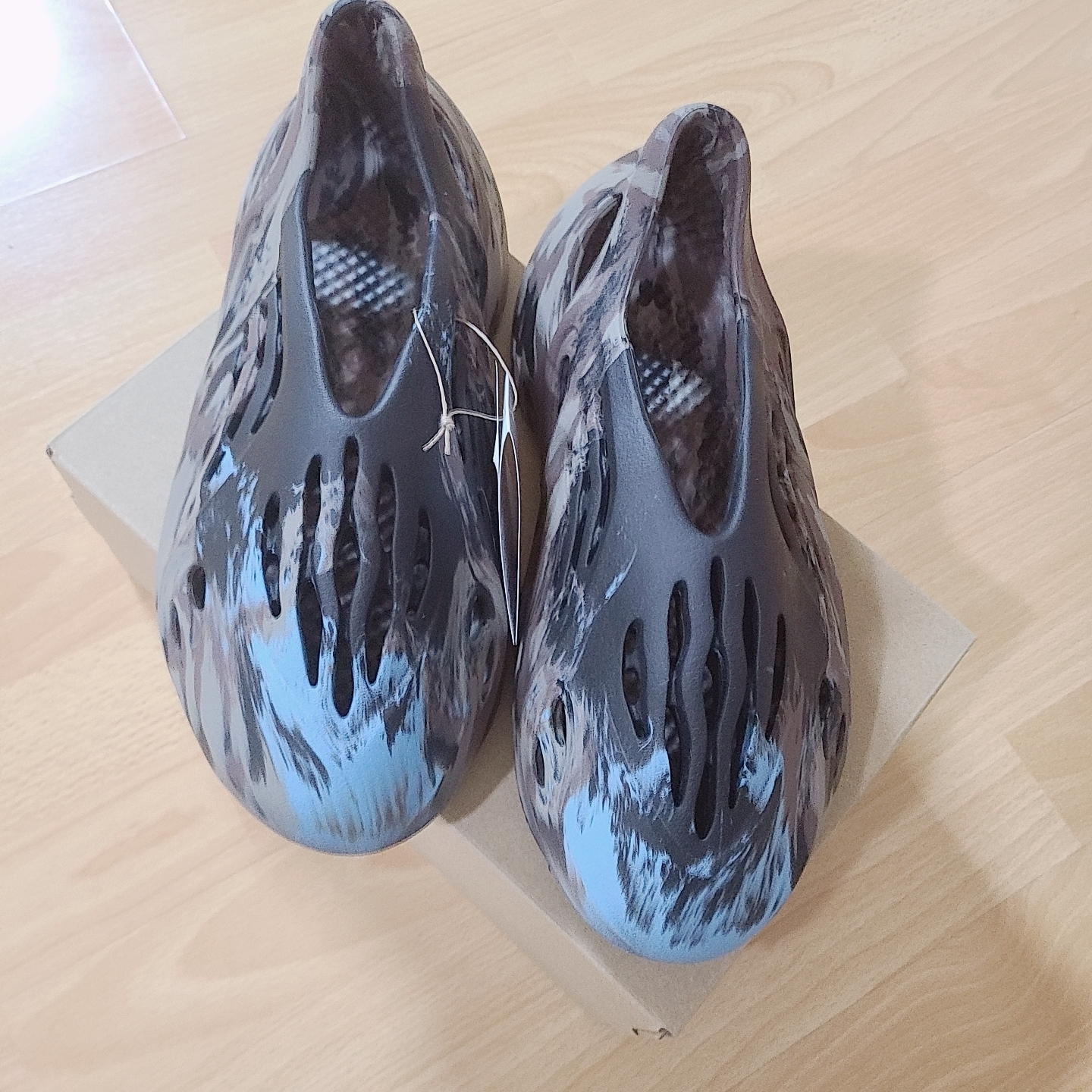 Adidas Yeezy Foam RNNR MX Cinder 착용 스타일