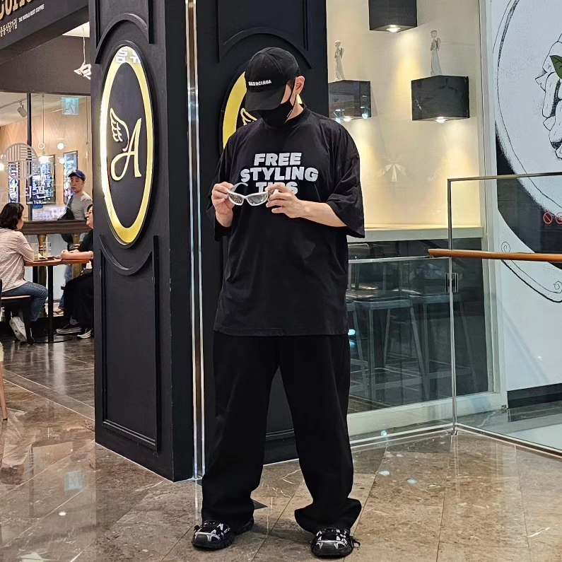발렌시아가 스타일링 핫라인 티셔츠 라지 핏 페이디드 블랙, 발렌시아가 3XL 스니커즈 블랙 화이트 착용 스타일 - 2