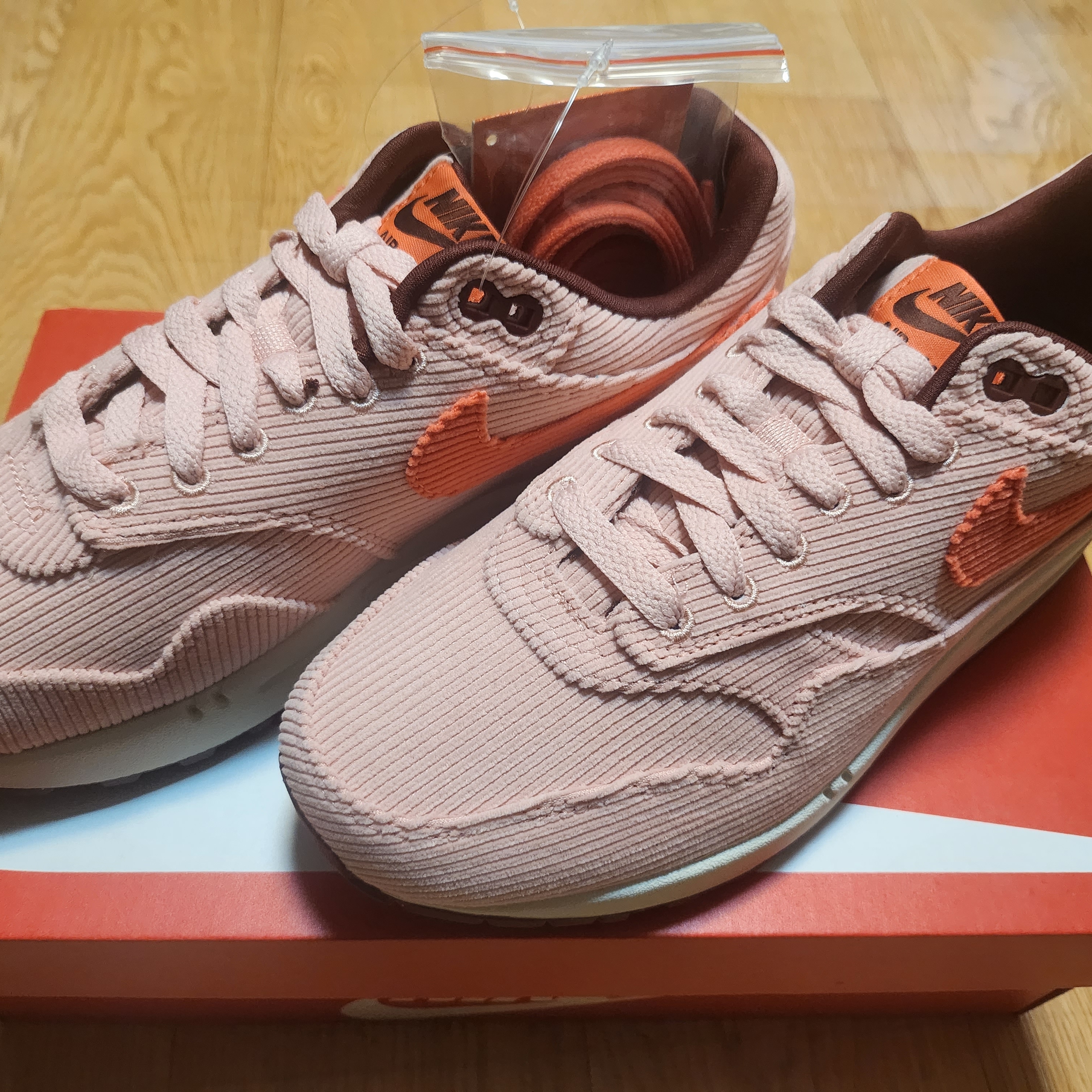Nike Air Max 1 Premium Coral Stardust Corduroy 착용 스타일 - 3