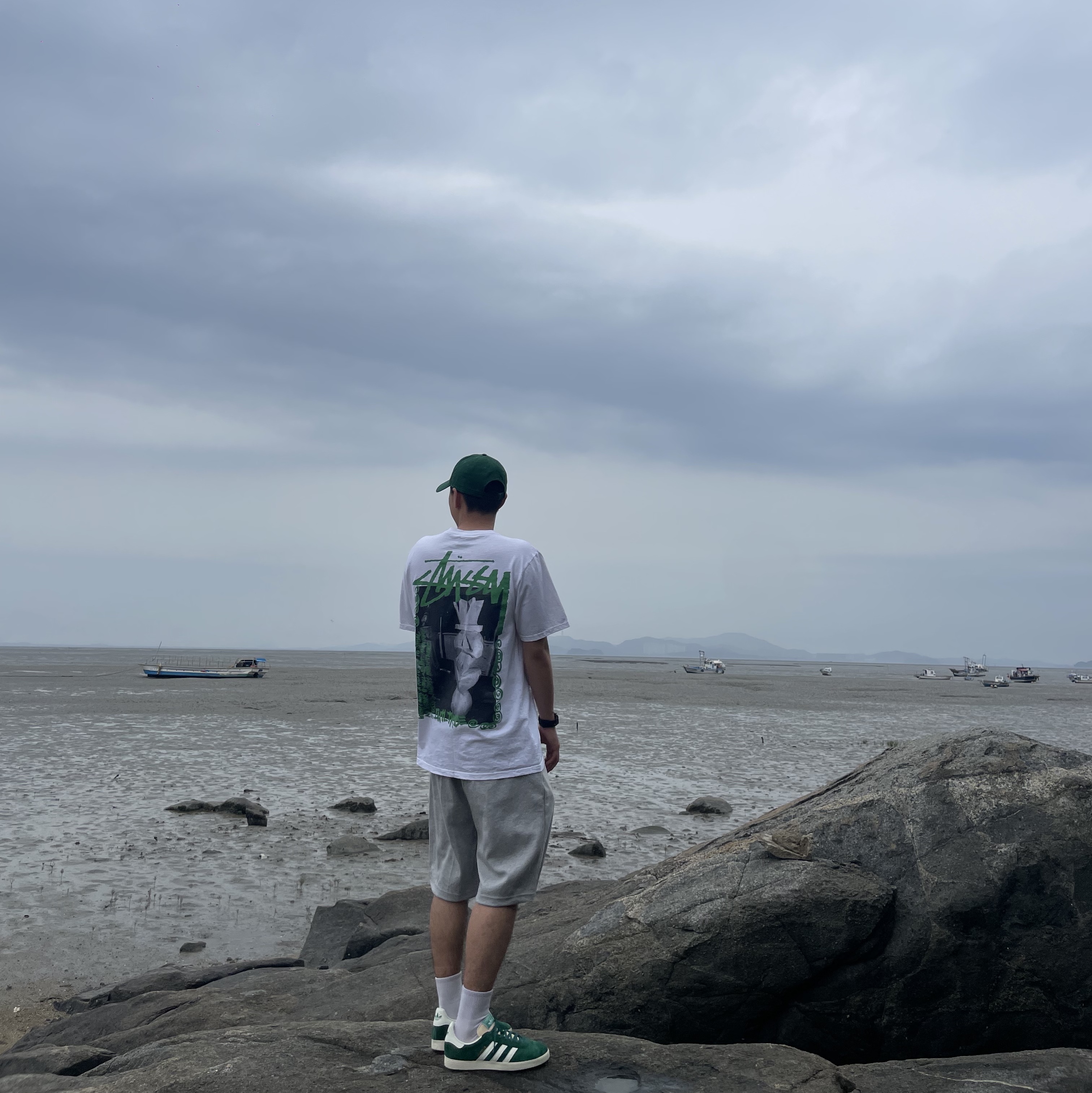 Stussy Landin T-Shirt White, Adidas Gazelle Dark Green Cream White 착용 스타일 - 2