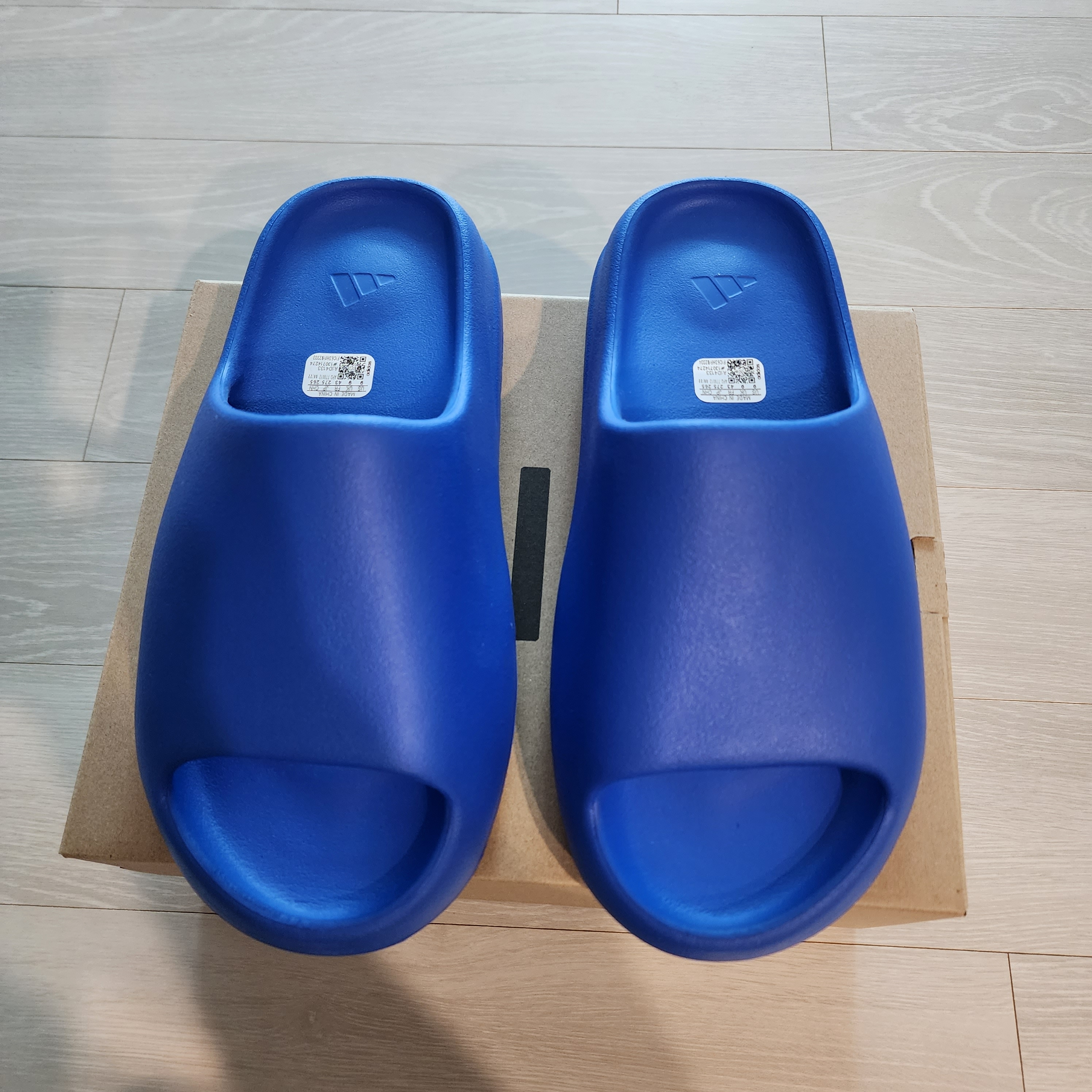 Adidas Yeezy Slide Azure 착용 스타일 - 2