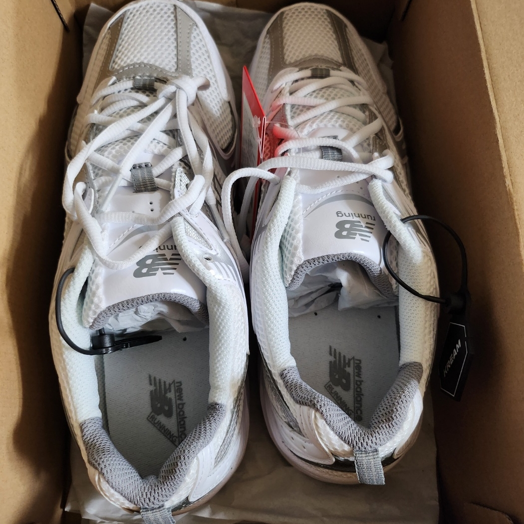 New Balance 530 White Silver 착용 스타일 - 2