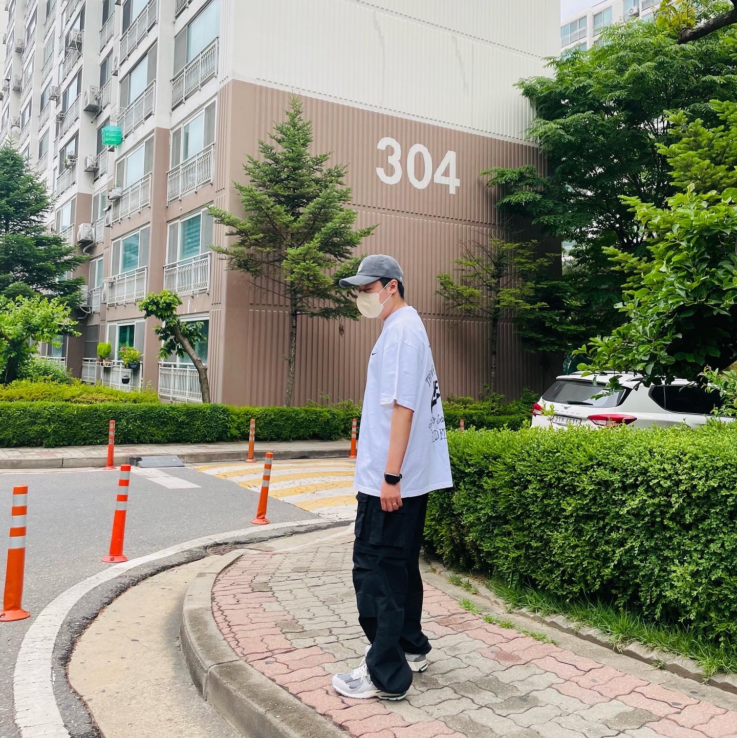 Nike x Stussy T-Shirt White (DV1774-100), New Balance 2002R Protection Pack Rain Cloud 착용 스타일 - 2