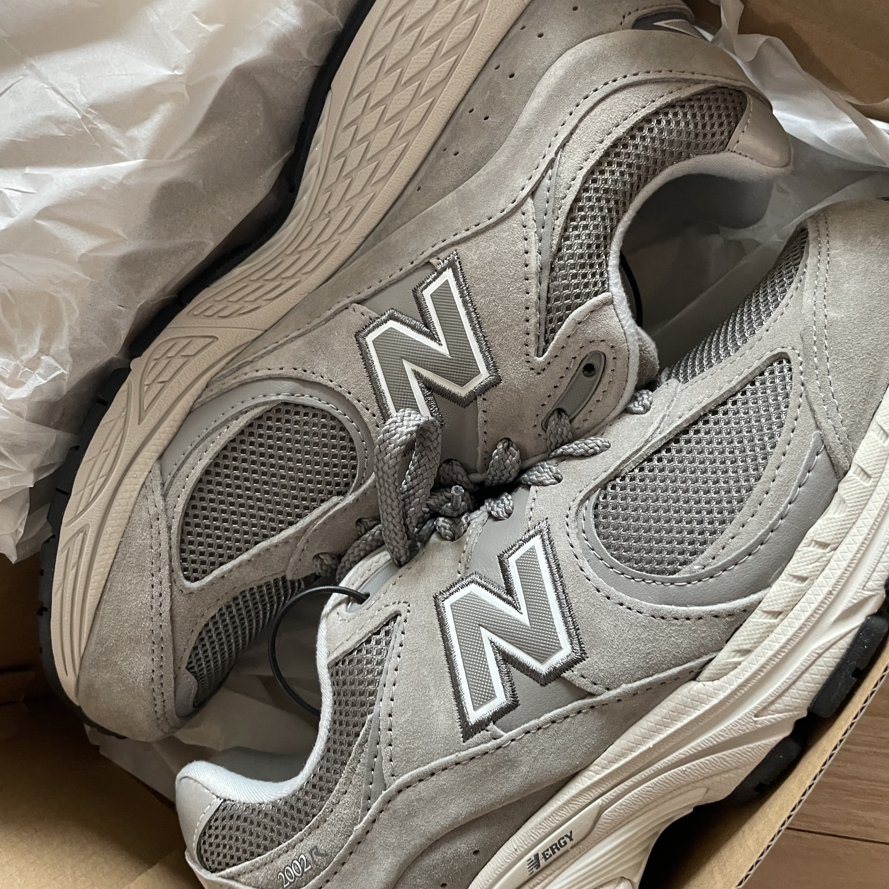 New Balance 2002R Grey 착용 스타일 - 1
