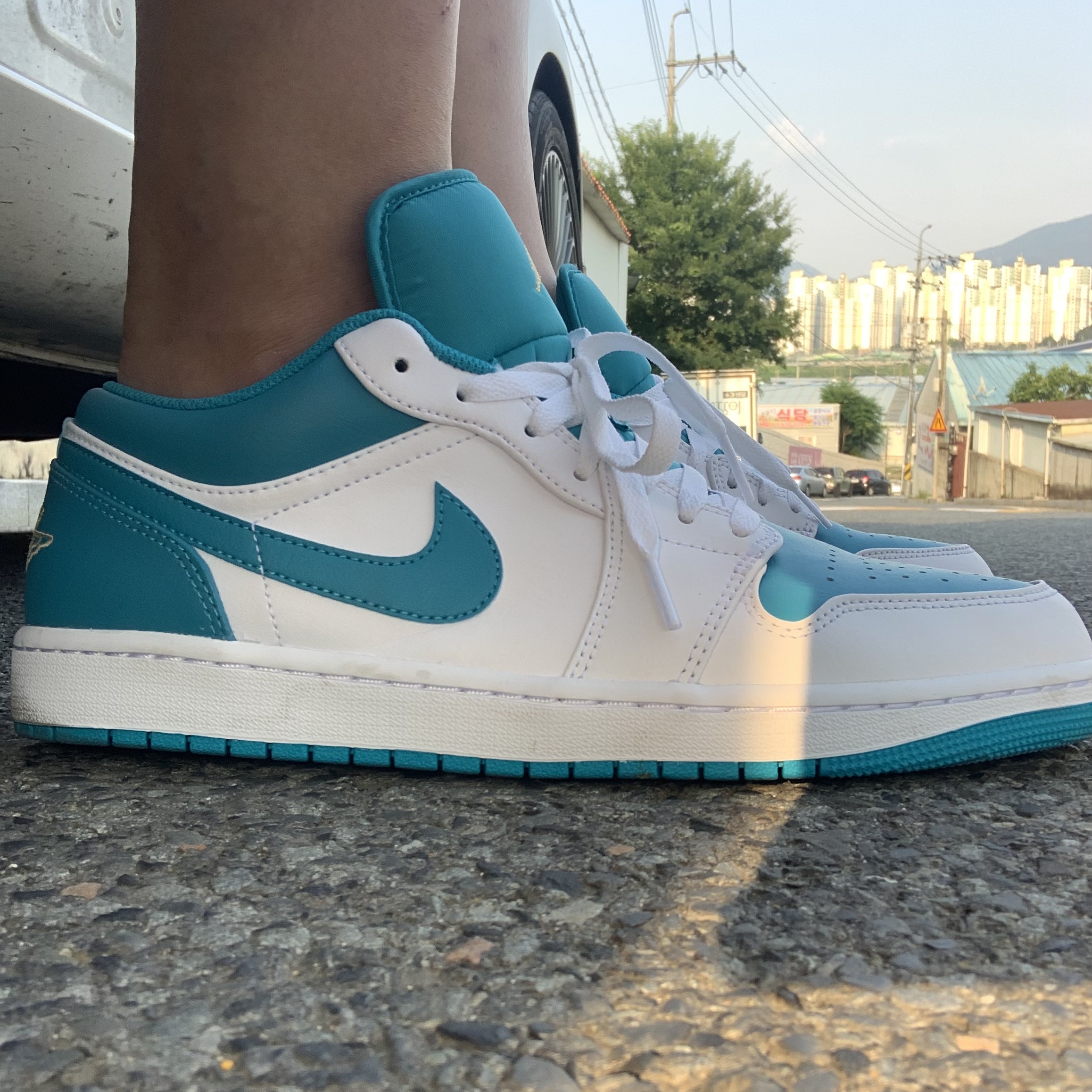 조던 1 로우 화이트 아쿠아톤 착용 스타일 - 2
