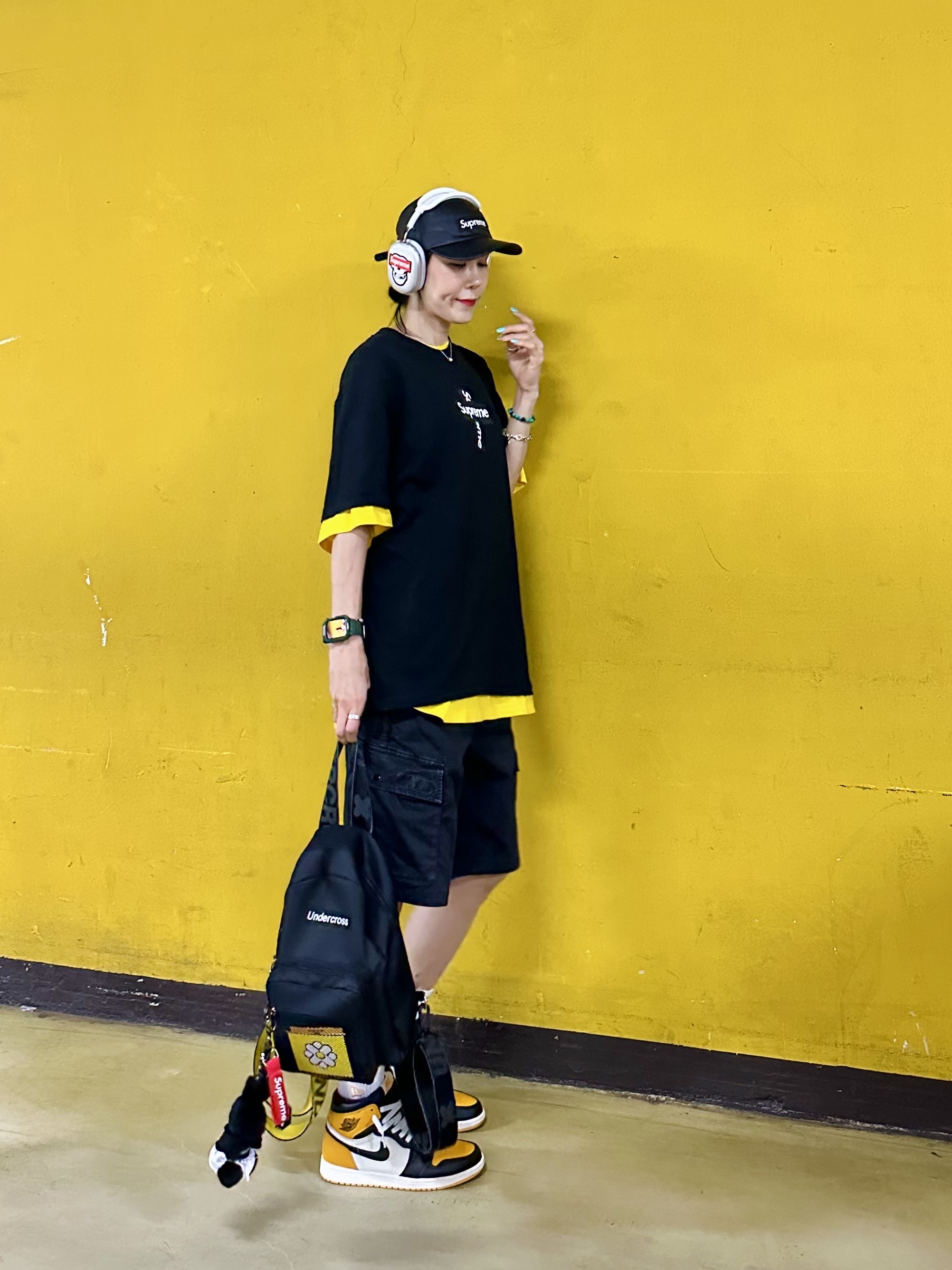 Jordan 1 Retro High OG Taxi, Stone Island L0904 Stretch Canvas Cargo Shorts Black - 21SS 착용 스타일 - 3