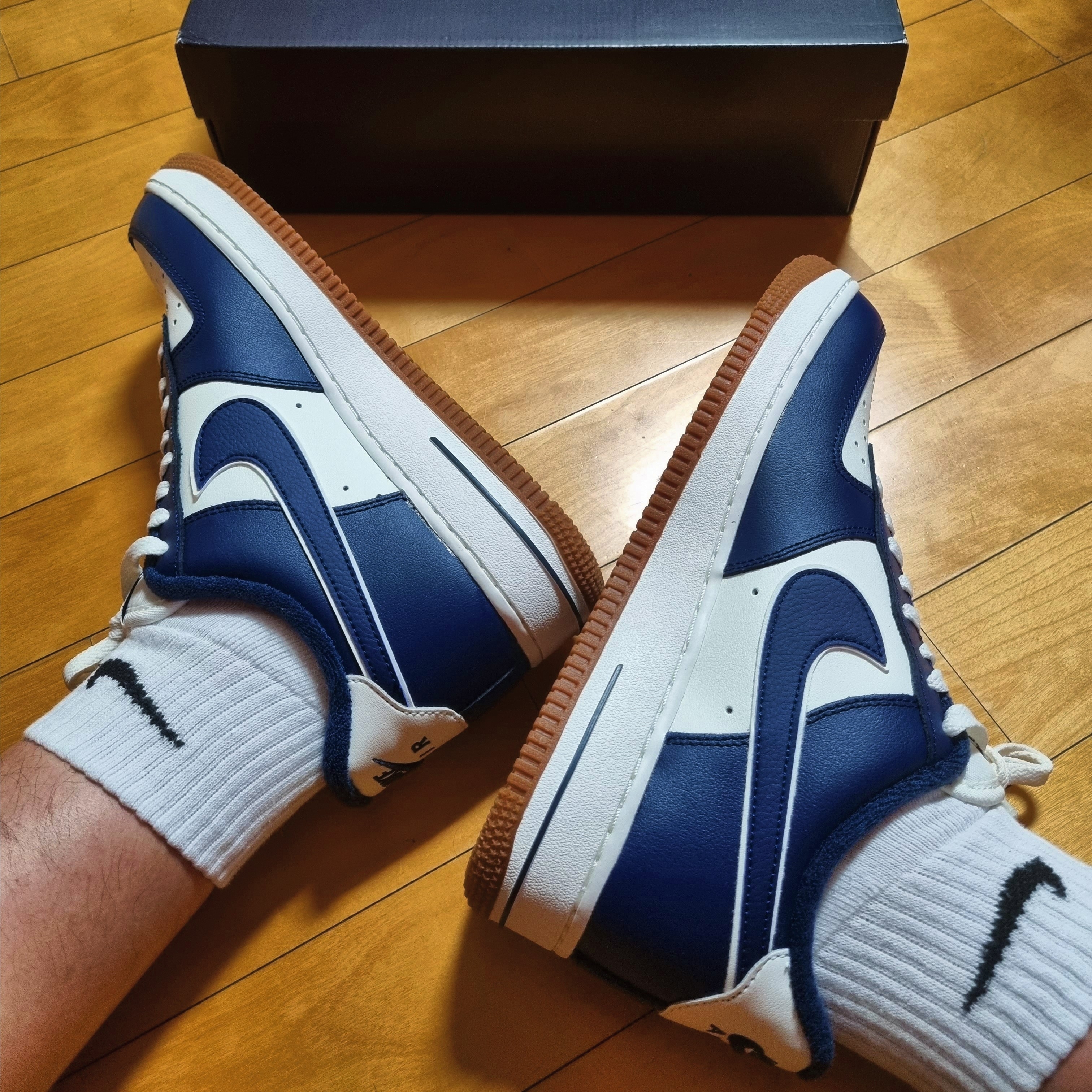 Nike Air Force 1 '07 LV8 Midnight Navy 착용 스타일 - 2