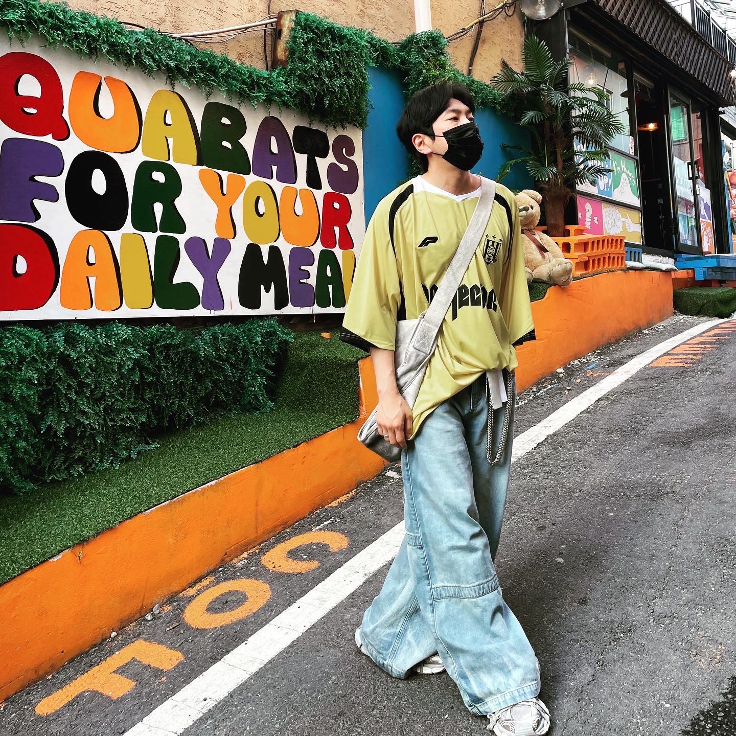 Project G/R Oversized Football Jersey Yellow, Balenciaga 3XL Sneakers Light Beige 착용 스타일