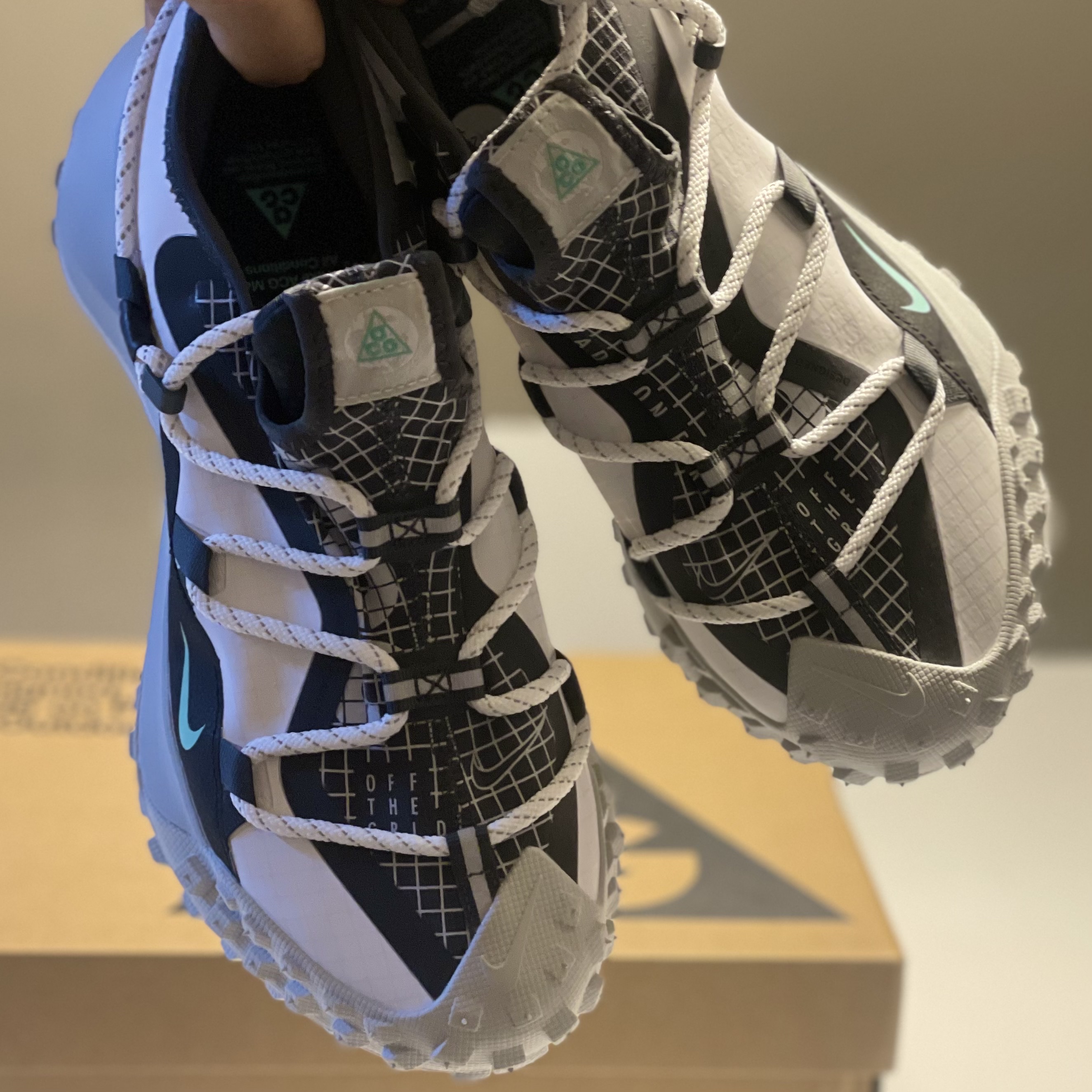Nike ACG Mountain Fly Low SE White and Black 착용 스타일 - 2
