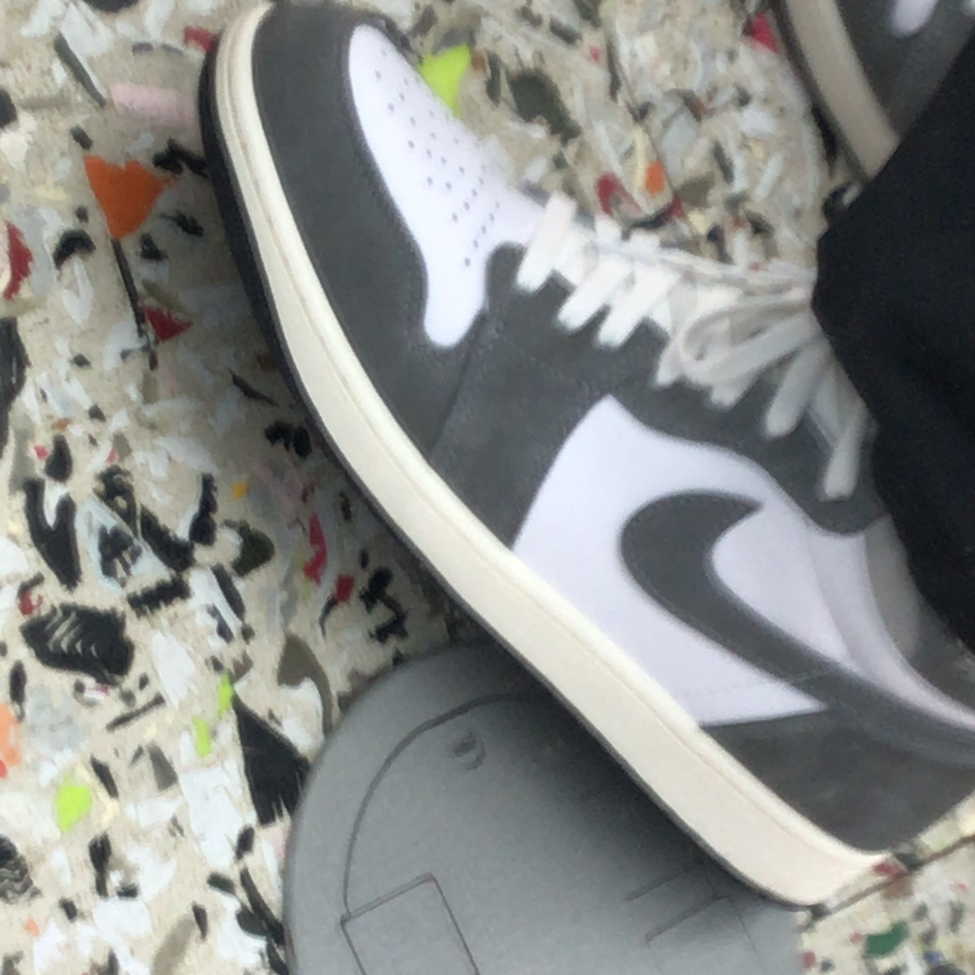 Jordan 1 Retro High OG Black and Smoke Grey 착용 스타일 - 3
