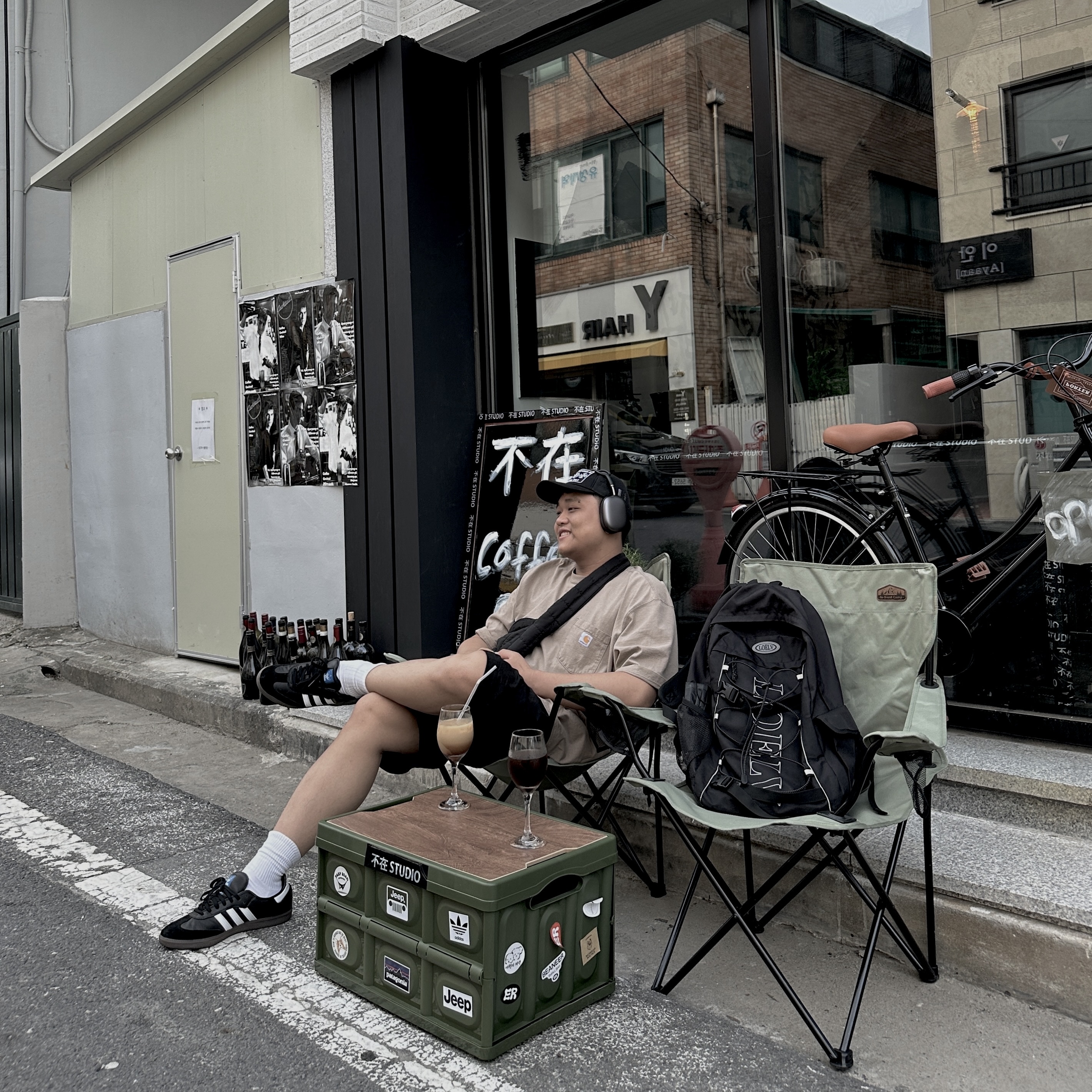 Adidas Samba OG Black White Gum, Apple AirPods Max Lightning Space Gray (Korean Ver.) 착용 스타일 - 3