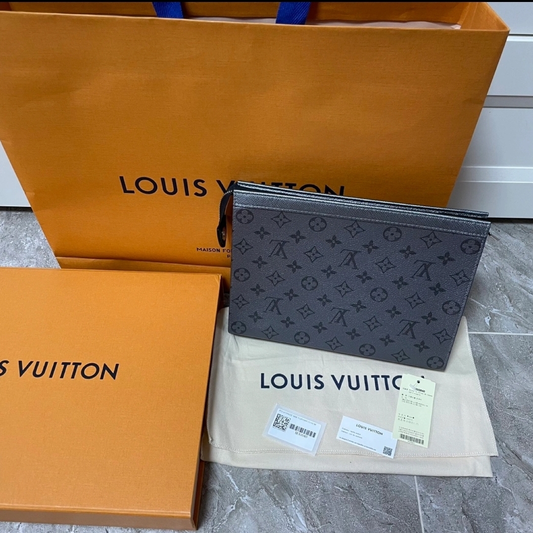 Louis Vuitton Pochette Voyage MM Monogram Eclipse 착용 스타일