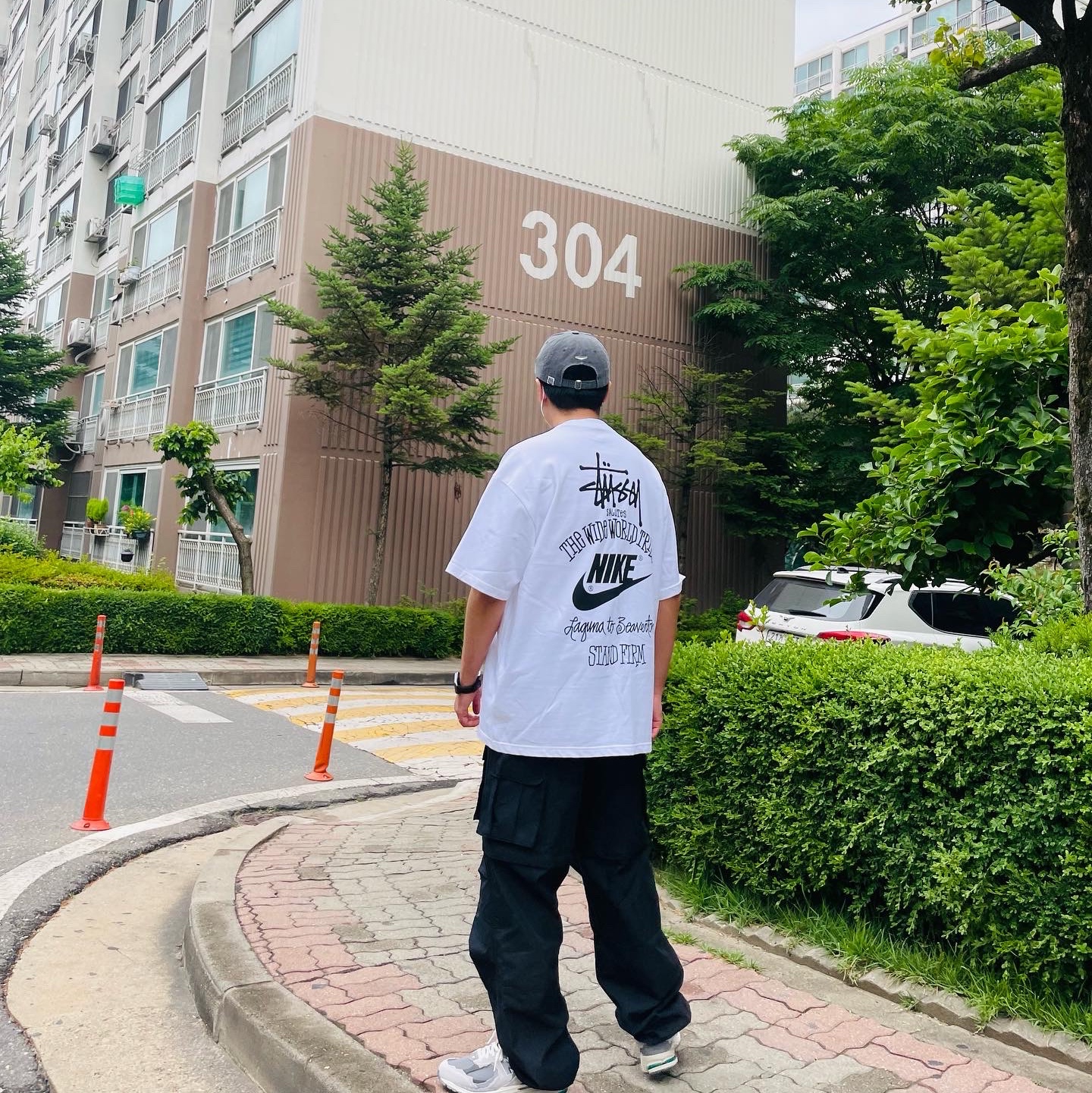 Nike x Stussy T-Shirt White (DV1774-100), New Balance 2002R Protection Pack Rain Cloud 착용 스타일 - 1