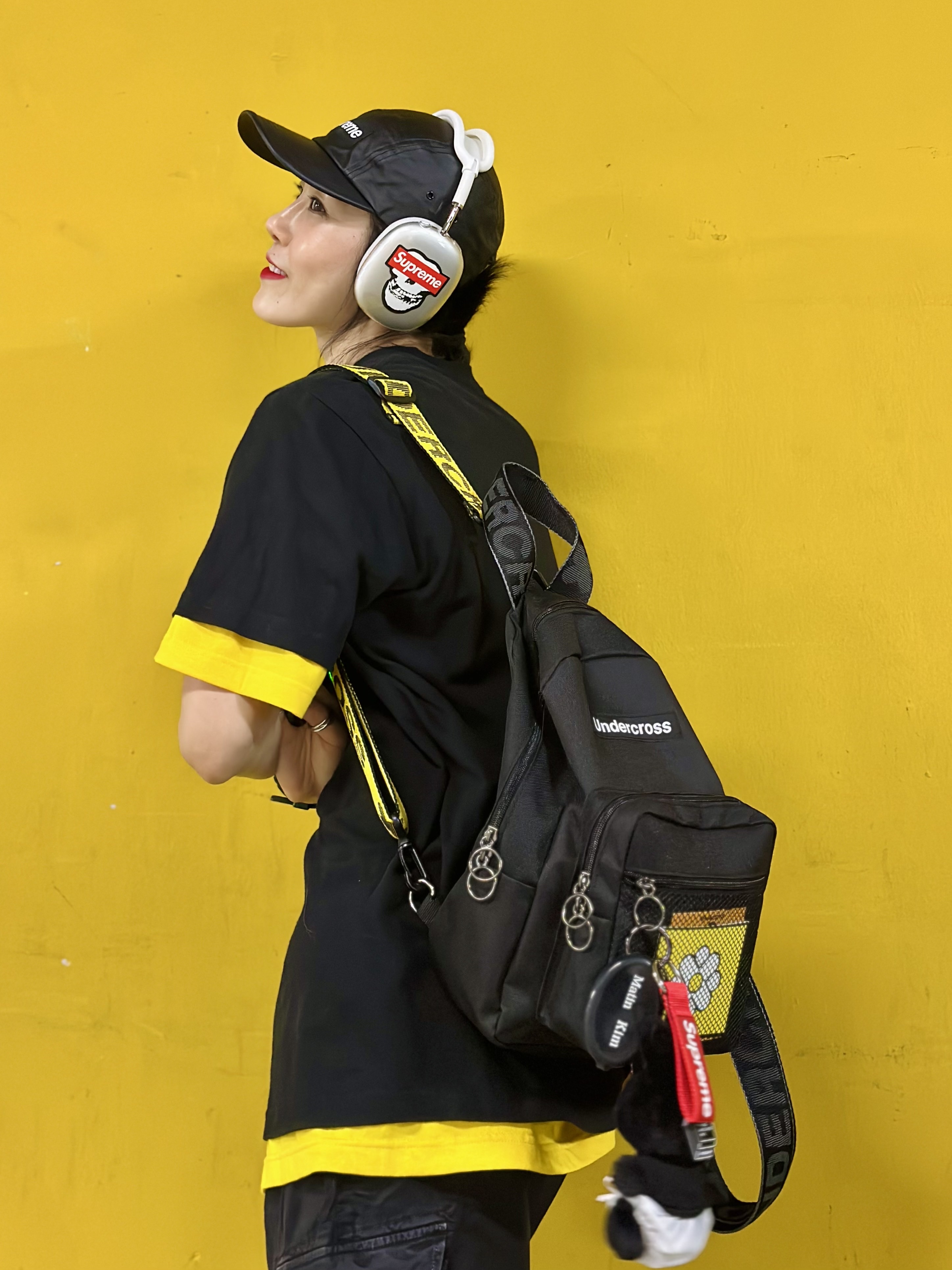 Jordan 1 Retro High OG Taxi, Stone Island L0904 Stretch Canvas Cargo Shorts Black - 21SS 착용 스타일 - 2