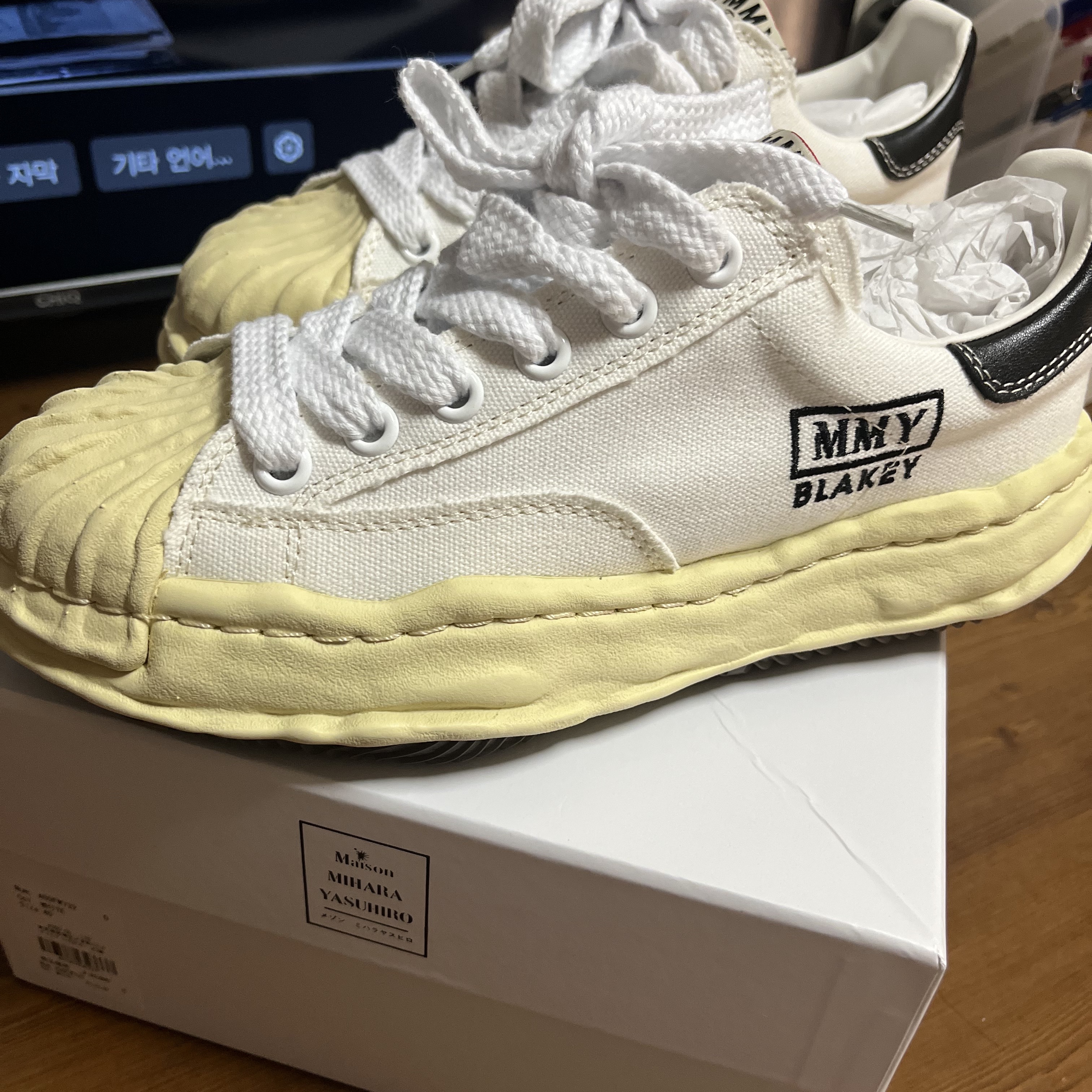 Maison Mihara Yasuhiro Blakey VL OG Sole Canvas Low-top Sneakers White 착용 스타일