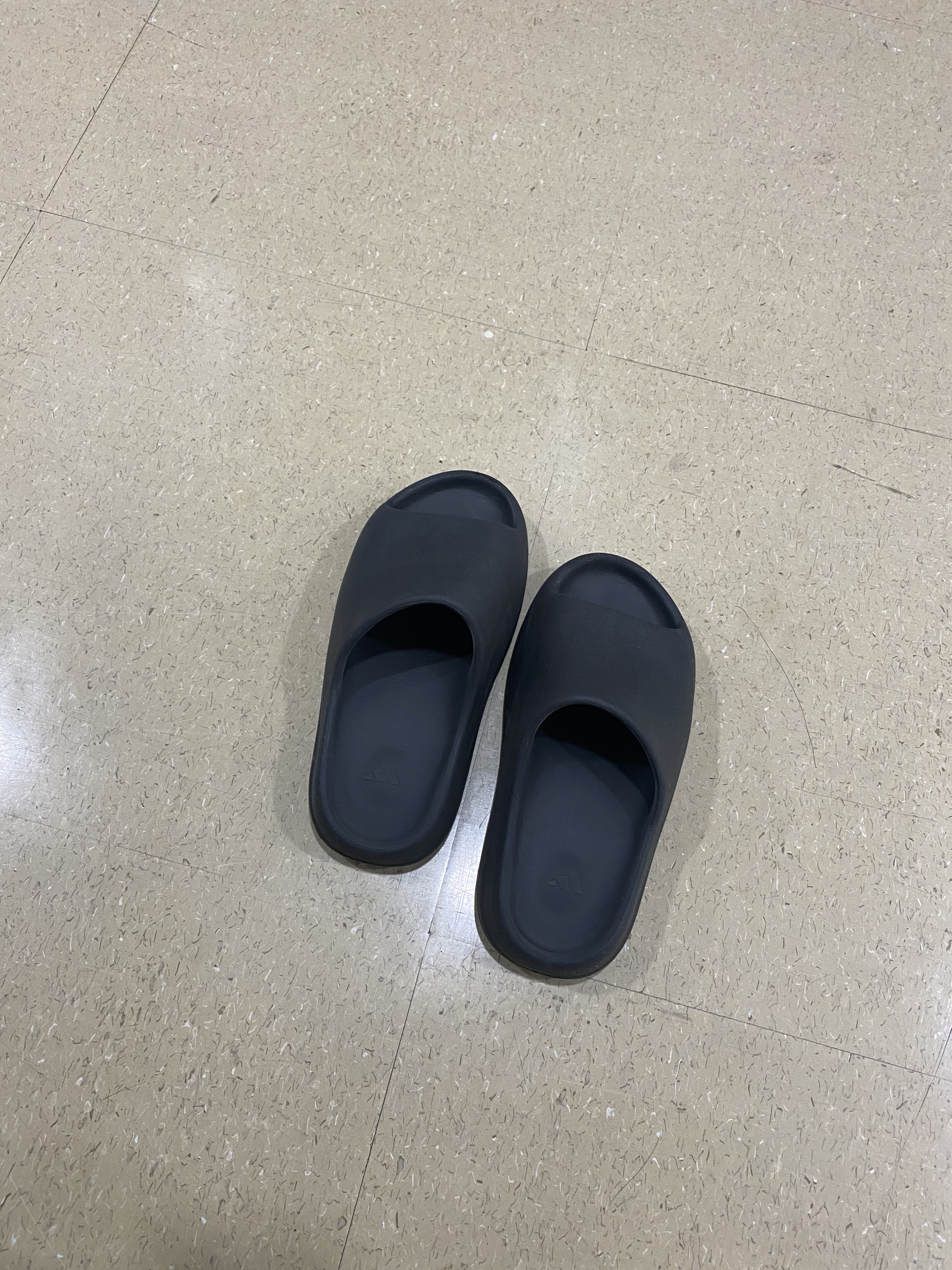 Adidas Yeezy Slide Onyx 착용 스타일