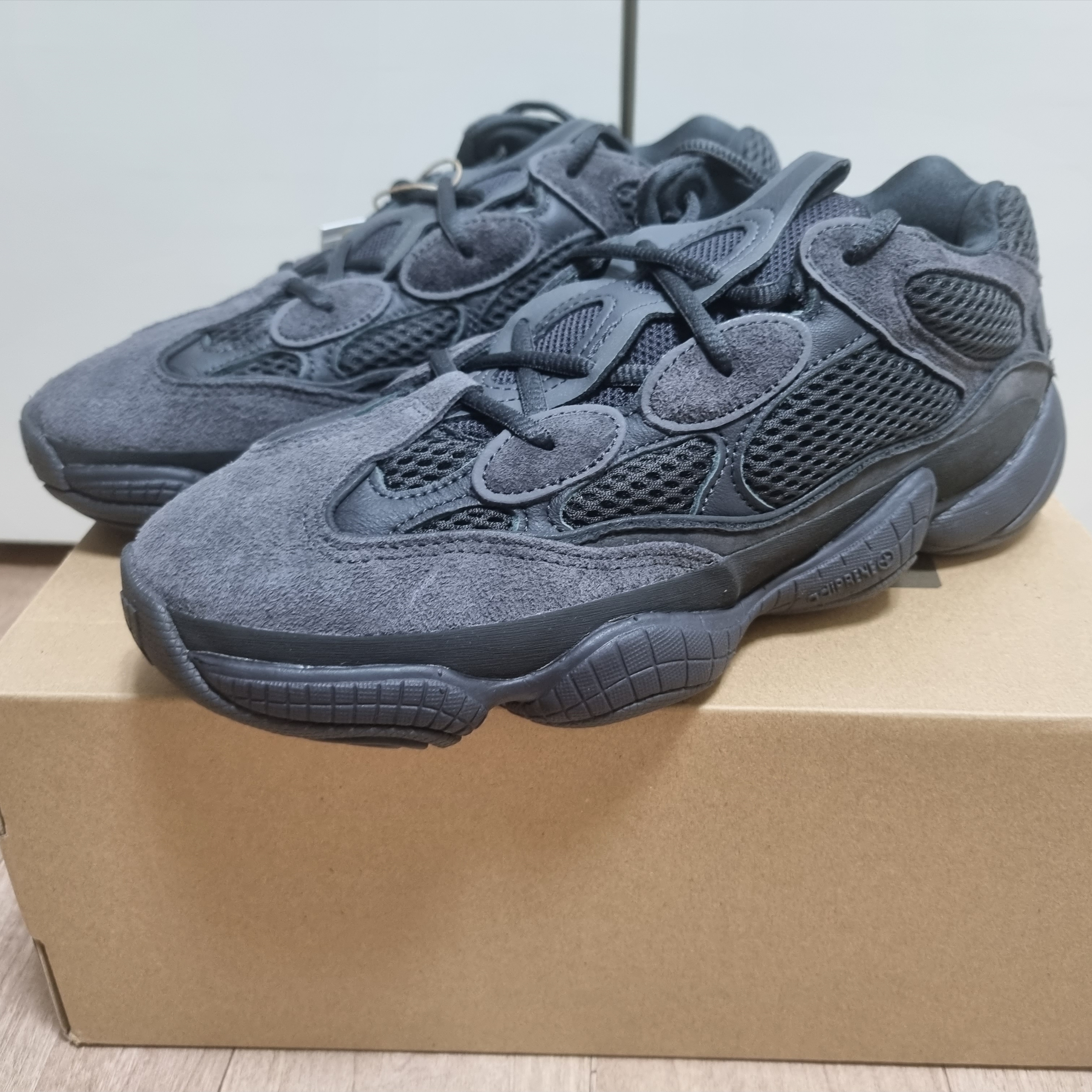 Adidas Yeezy 500 Utility Black 2022/2023 착용 스타일