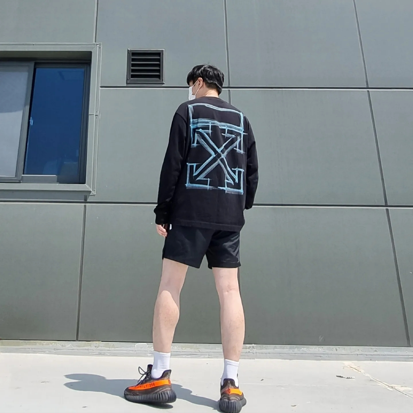 아디다스 이지 부스트 350 V2 카본 벨루가, 나이키 NSW 우븐 쇼츠 블랙 - 아시아 착용 스타일 - 3