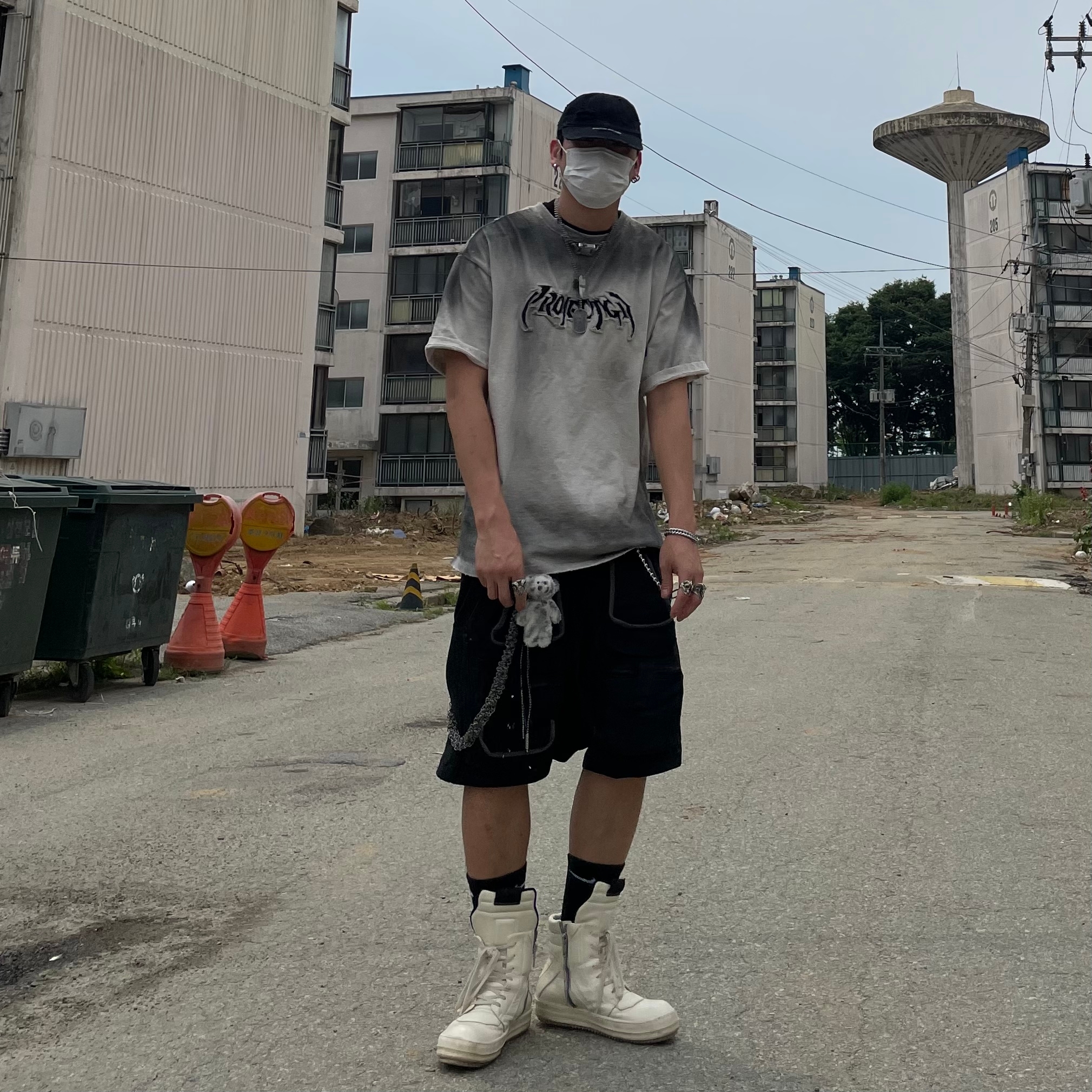 프로젝트 G/R 퓨리어스 로고 아플리케 티셔츠 그레이 - 10 꼬르소 꼬모 한정, 프로젝트 G/R 디스트레스 필스 클럽 캡 워시드 블랙 착용 스타일 - 2
