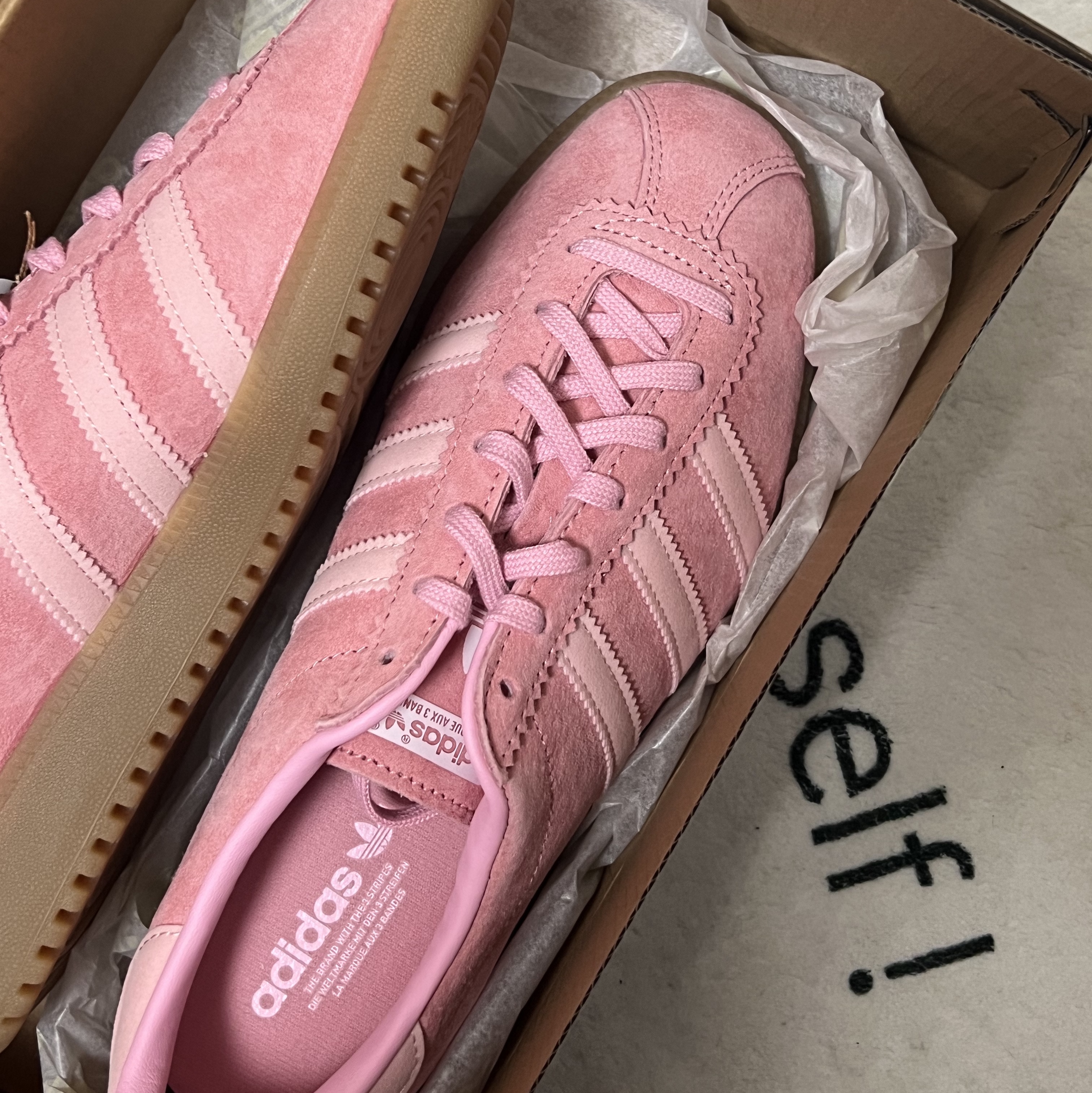 Adidas Bermuda Glow Pink 착용 스타일