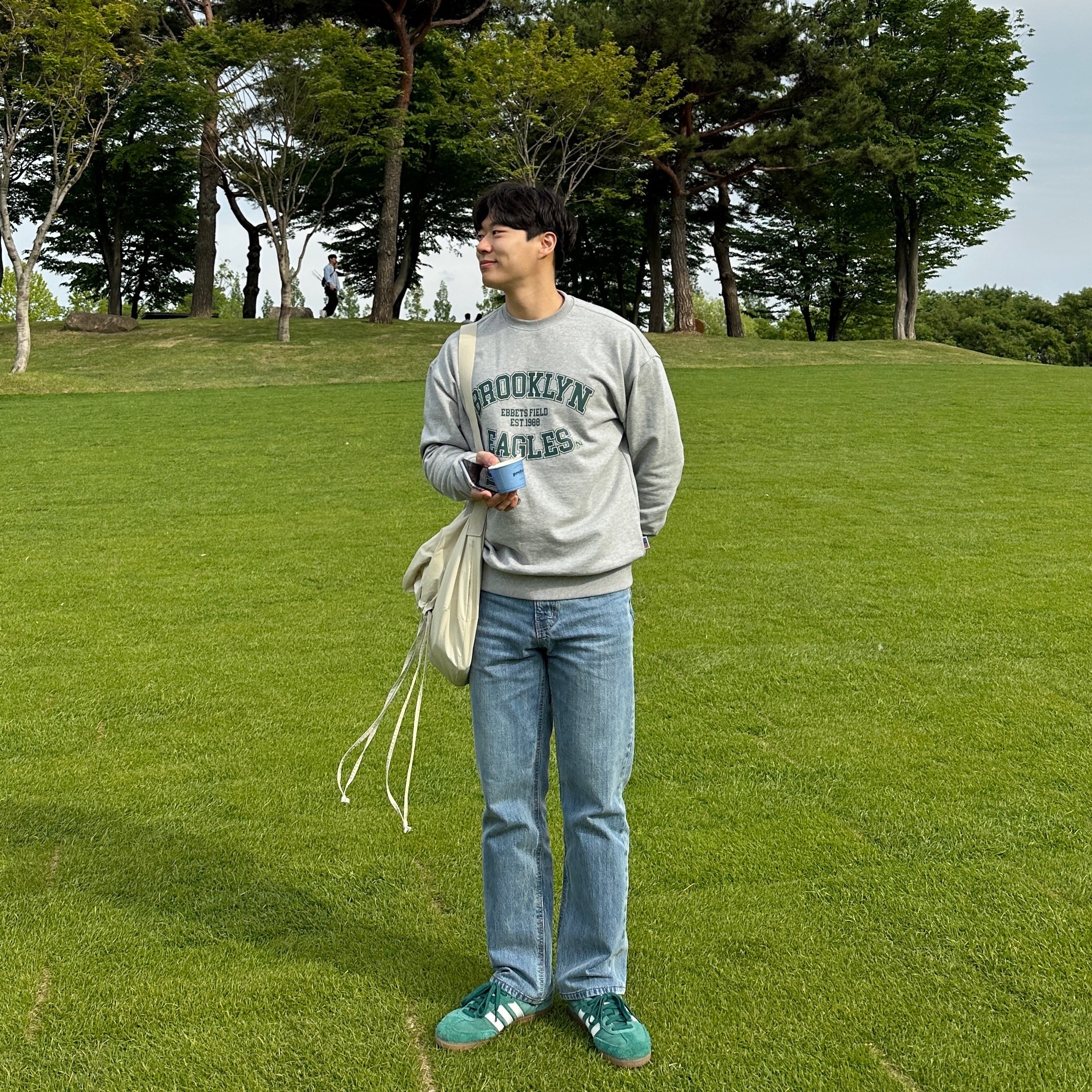 Adidas Samba OG Collegiate Green, Uniqlo U Drawstring Shoulder Bag Natural 착용 스타일