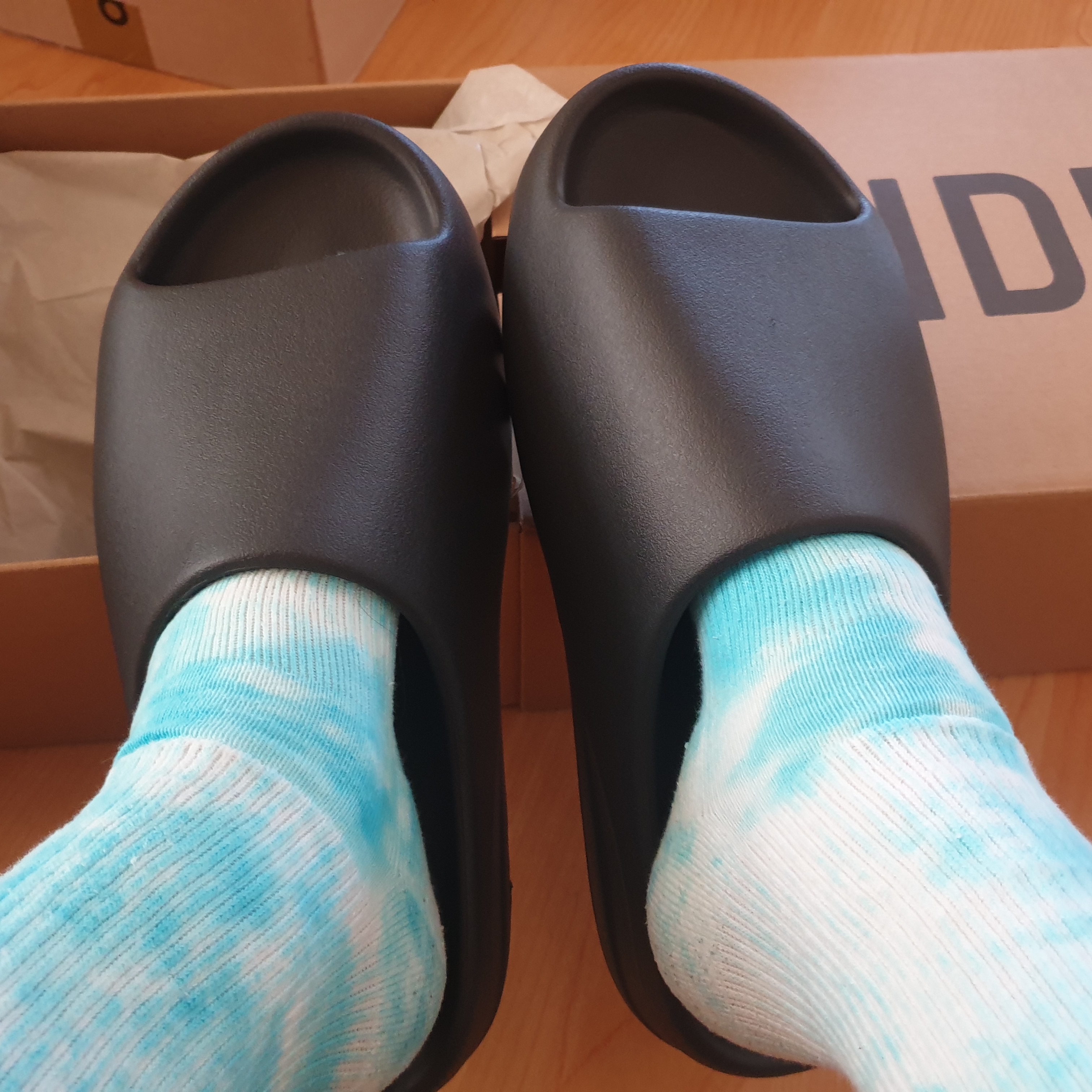 Adidas Yeezy Slide Onyx 착용 스타일