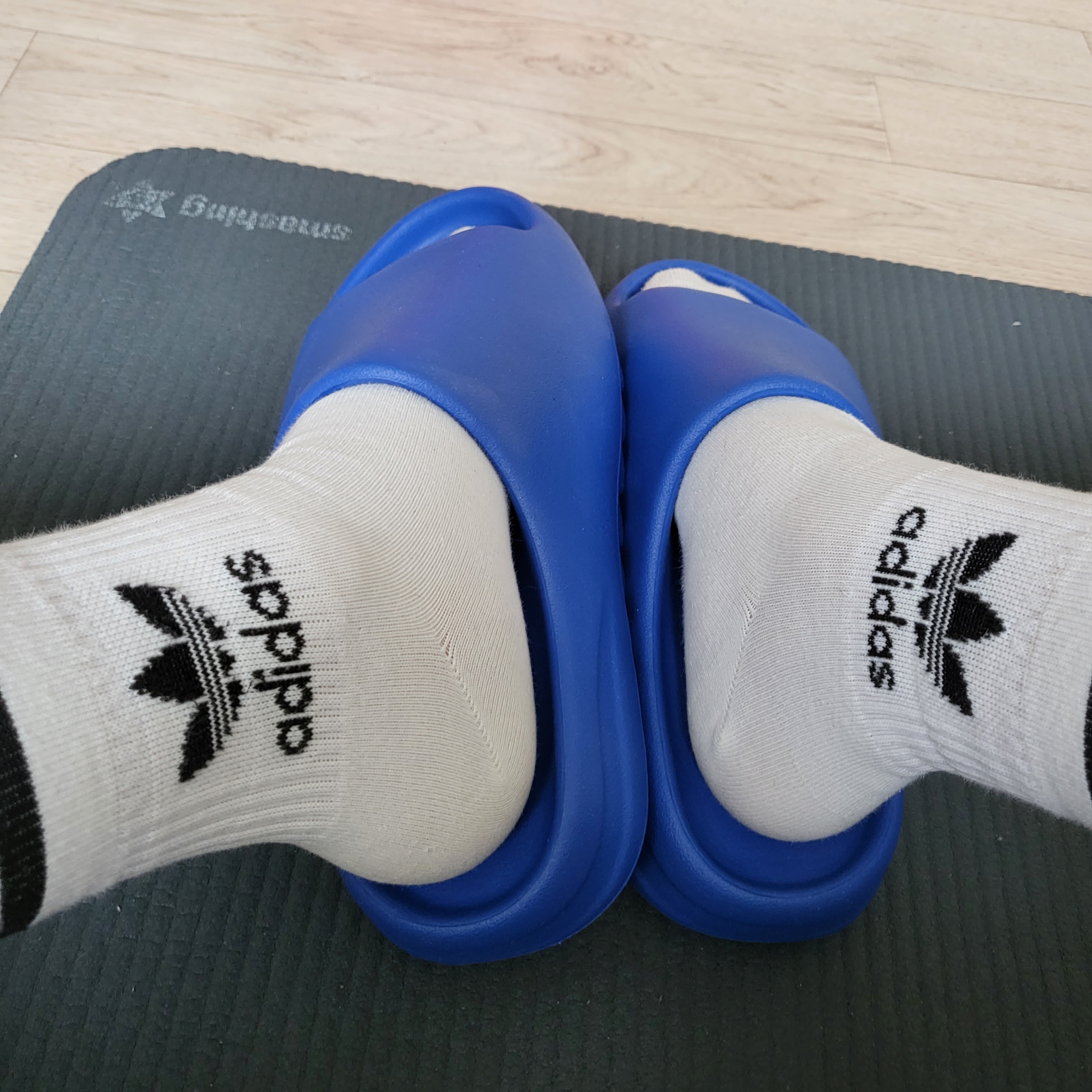 Adidas Yeezy Slide Azure 착용 스타일 - 4