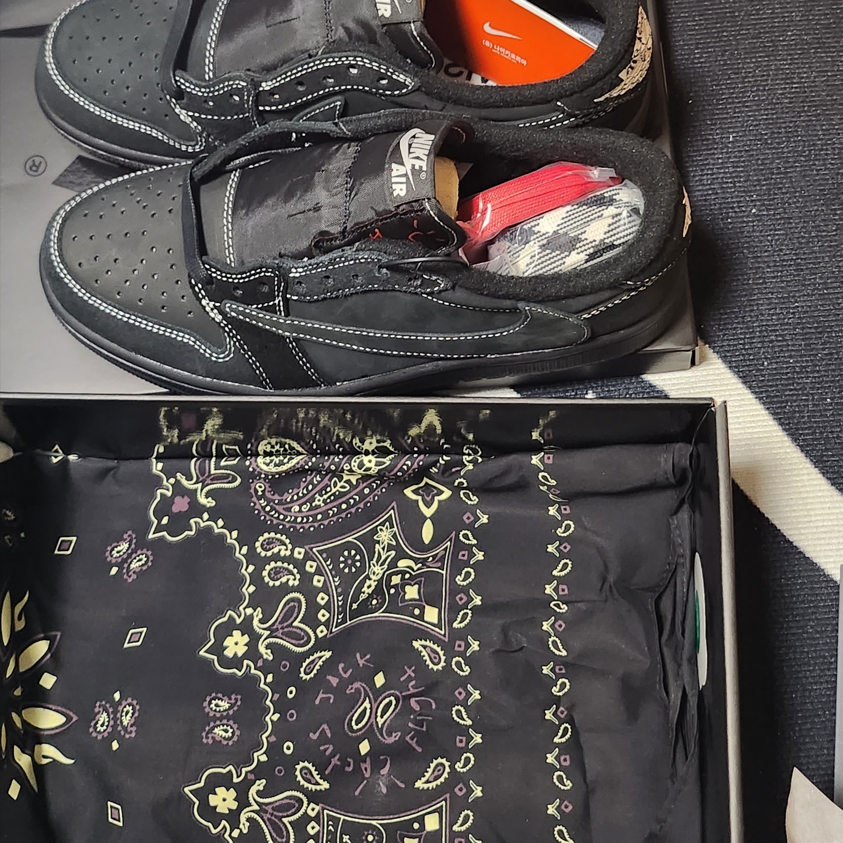 Jordan 1 x Travis Scott Retro Low OG SP Black Phantom, Adidas Yeezy Boost 350 V2 Carbon Beluga 착용 스타일 - 2