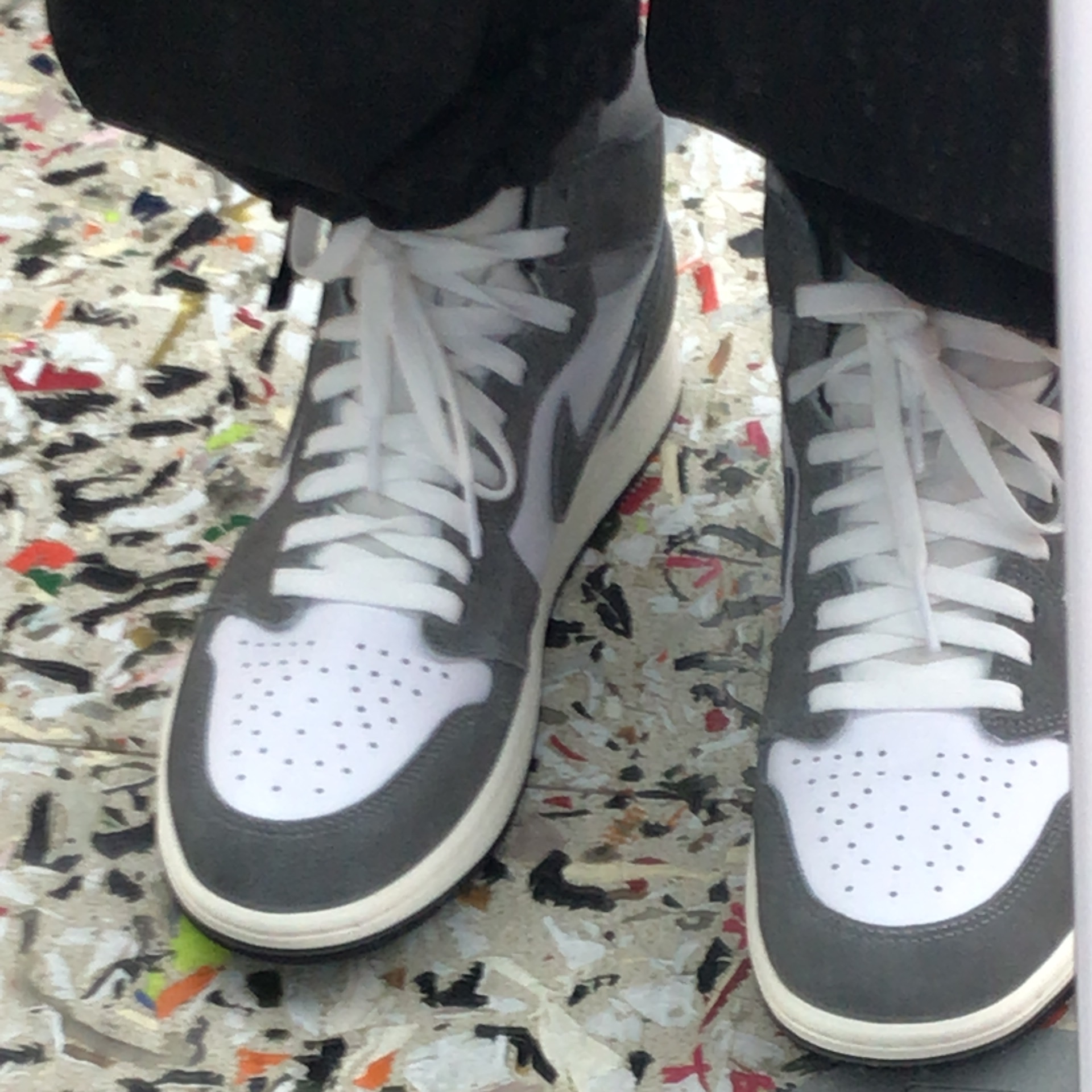 Jordan 1 Retro High OG Black and Smoke Grey 착용 스타일 - 2