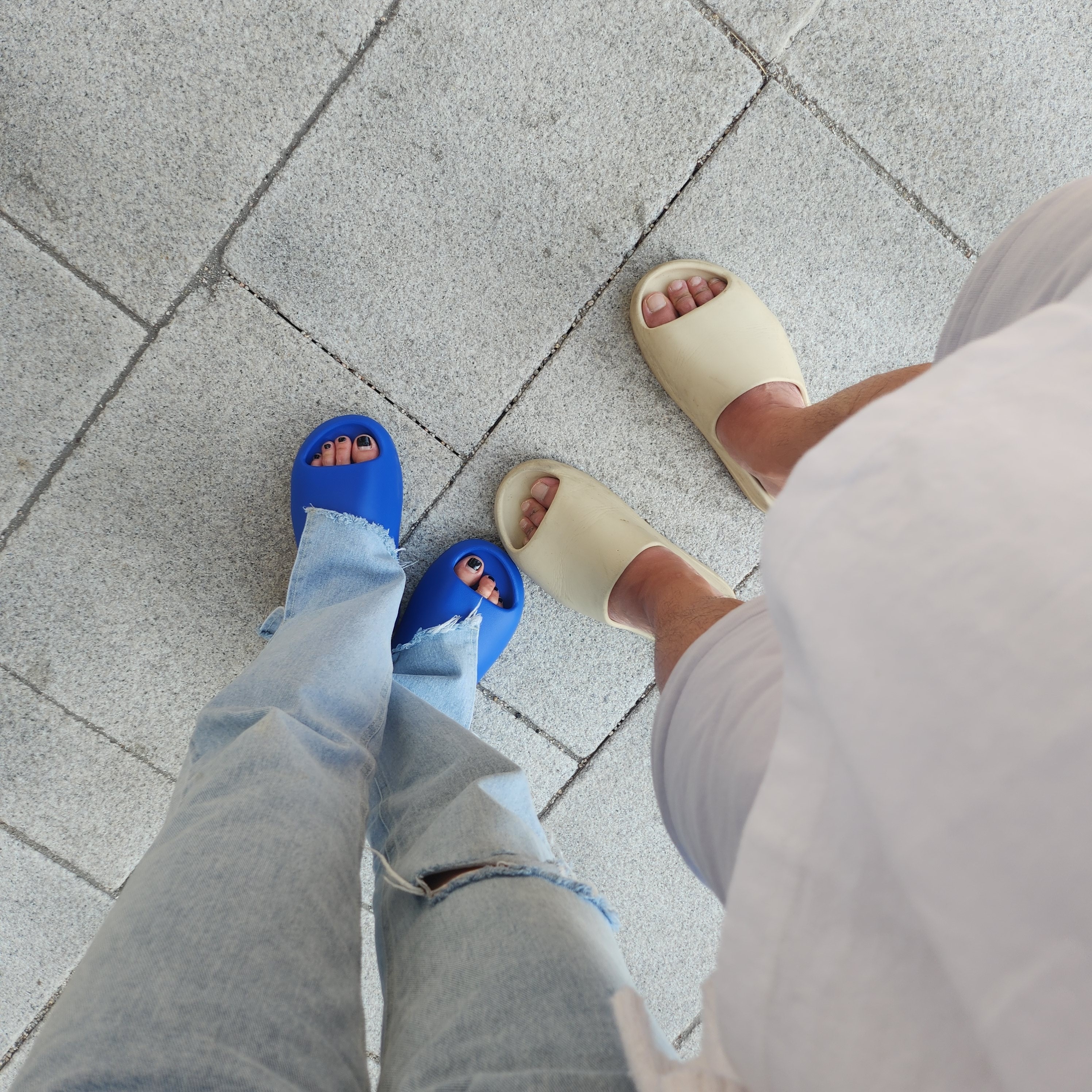 Adidas Yeezy Slide Azure, Adidas Yeezy Slide Bone 착용 스타일 - 1