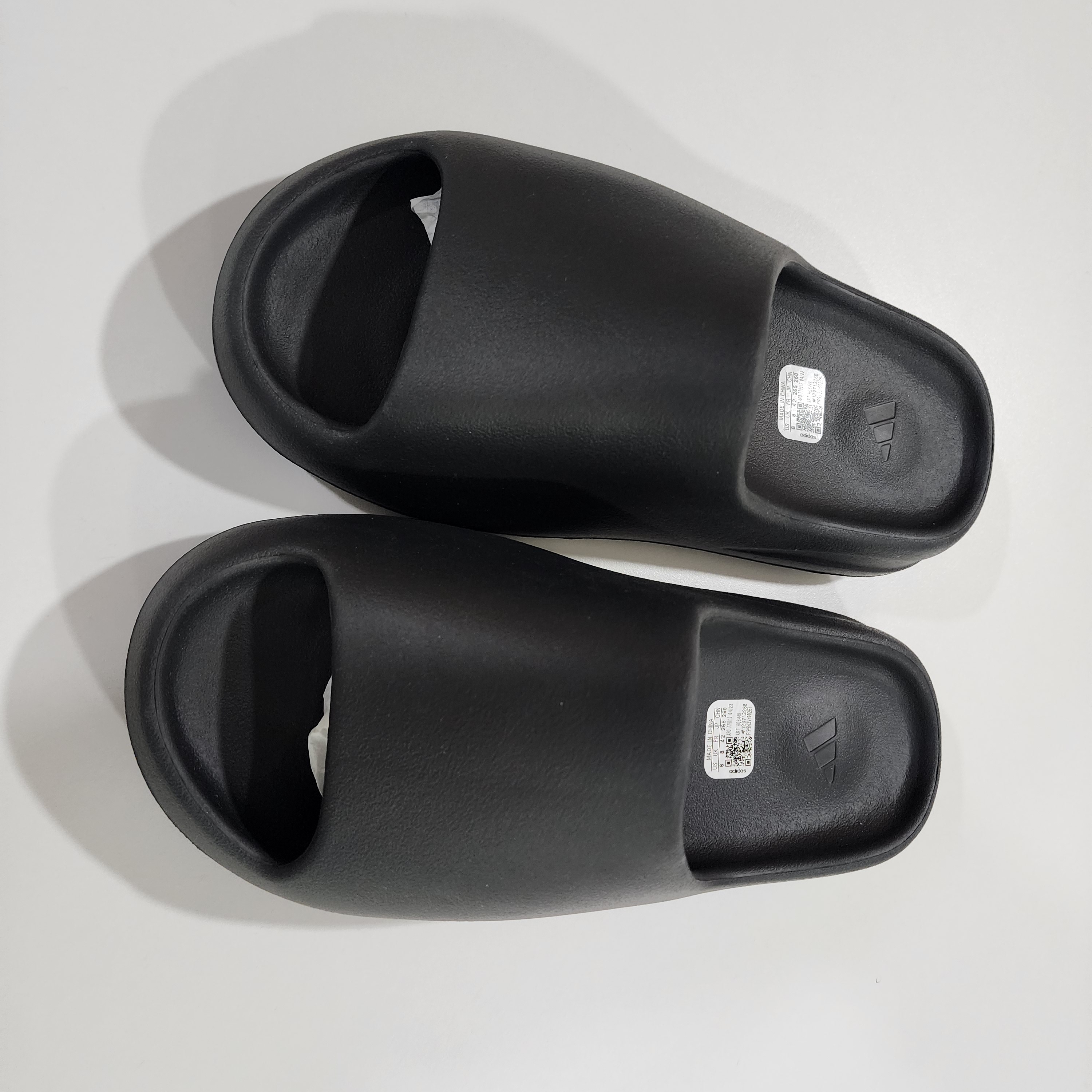 Adidas Yeezy Slide Onyx 착용 스타일 - 4