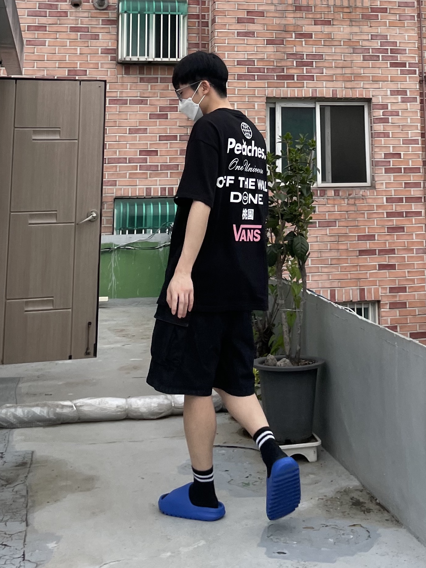Adidas Yeezy Slide Azure, Vans x Peaches. Staple S/S T-Shirt Black 착용 스타일 - 3