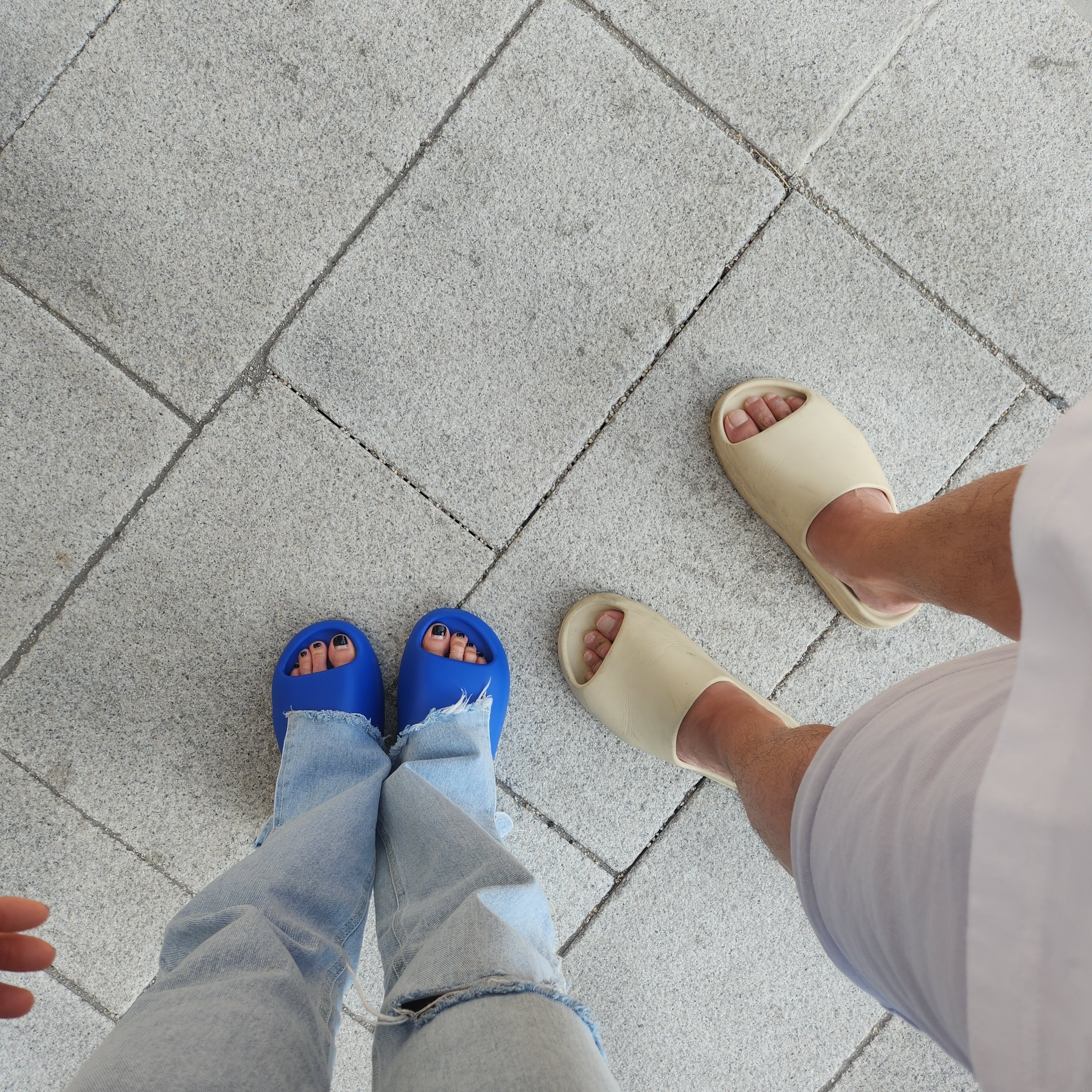 Adidas Yeezy Slide Azure, Adidas Yeezy Slide Bone 착용 스타일 - 2