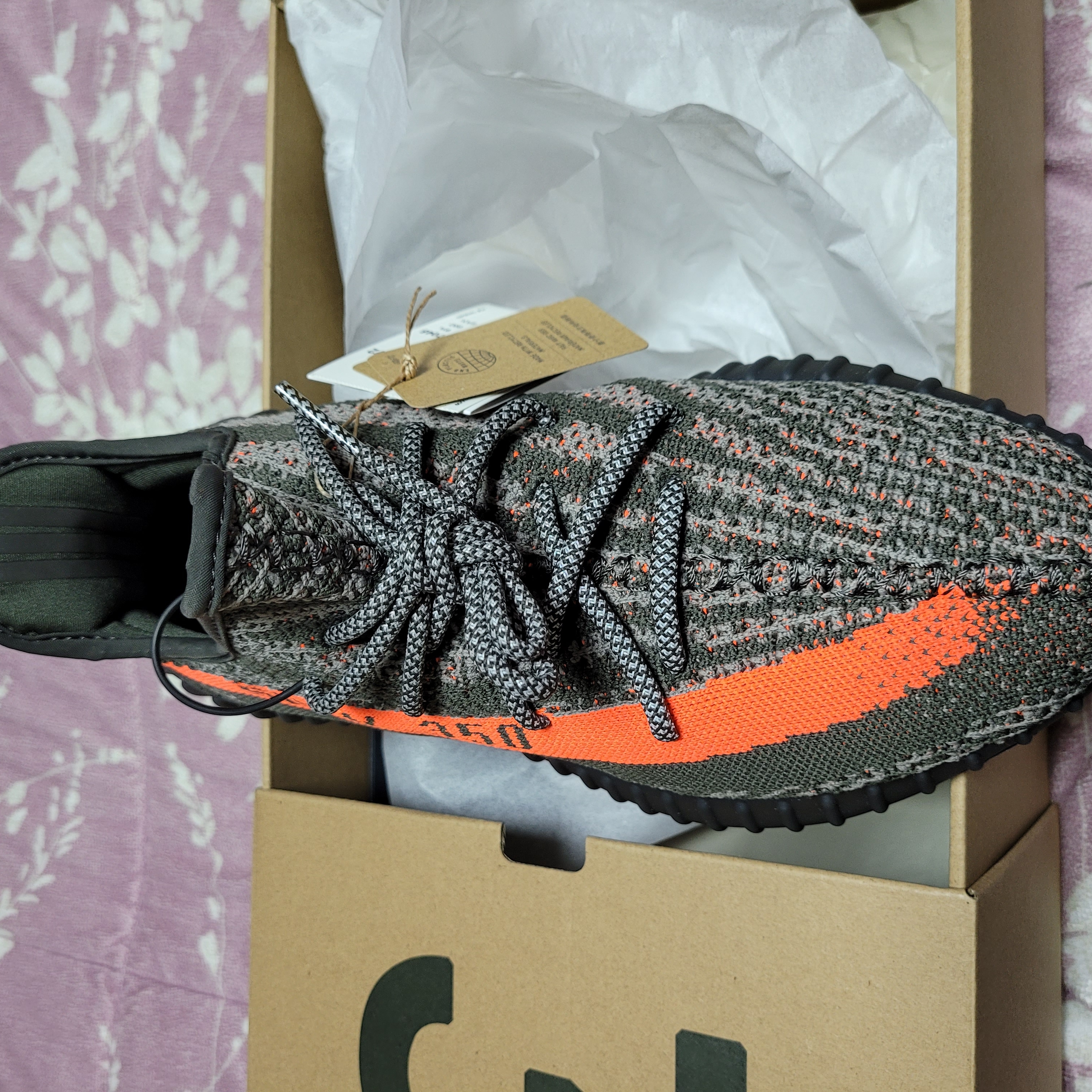 Adidas Yeezy Boost 350 V2 Carbon Beluga 착용 스타일 - 2