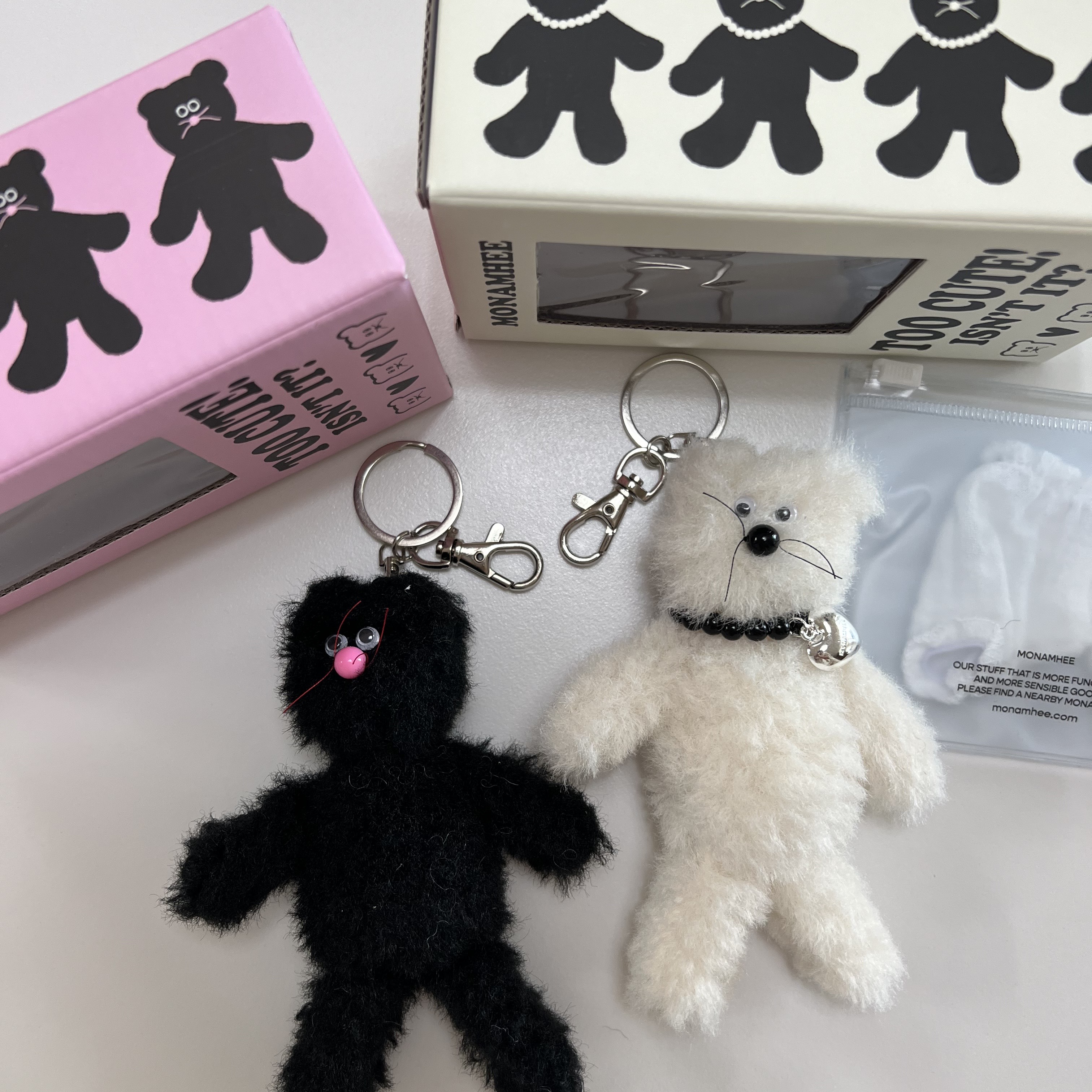 [KREAM 단독] Monamhee Beulpingi Keyring with White Pants Black 착용 스타일