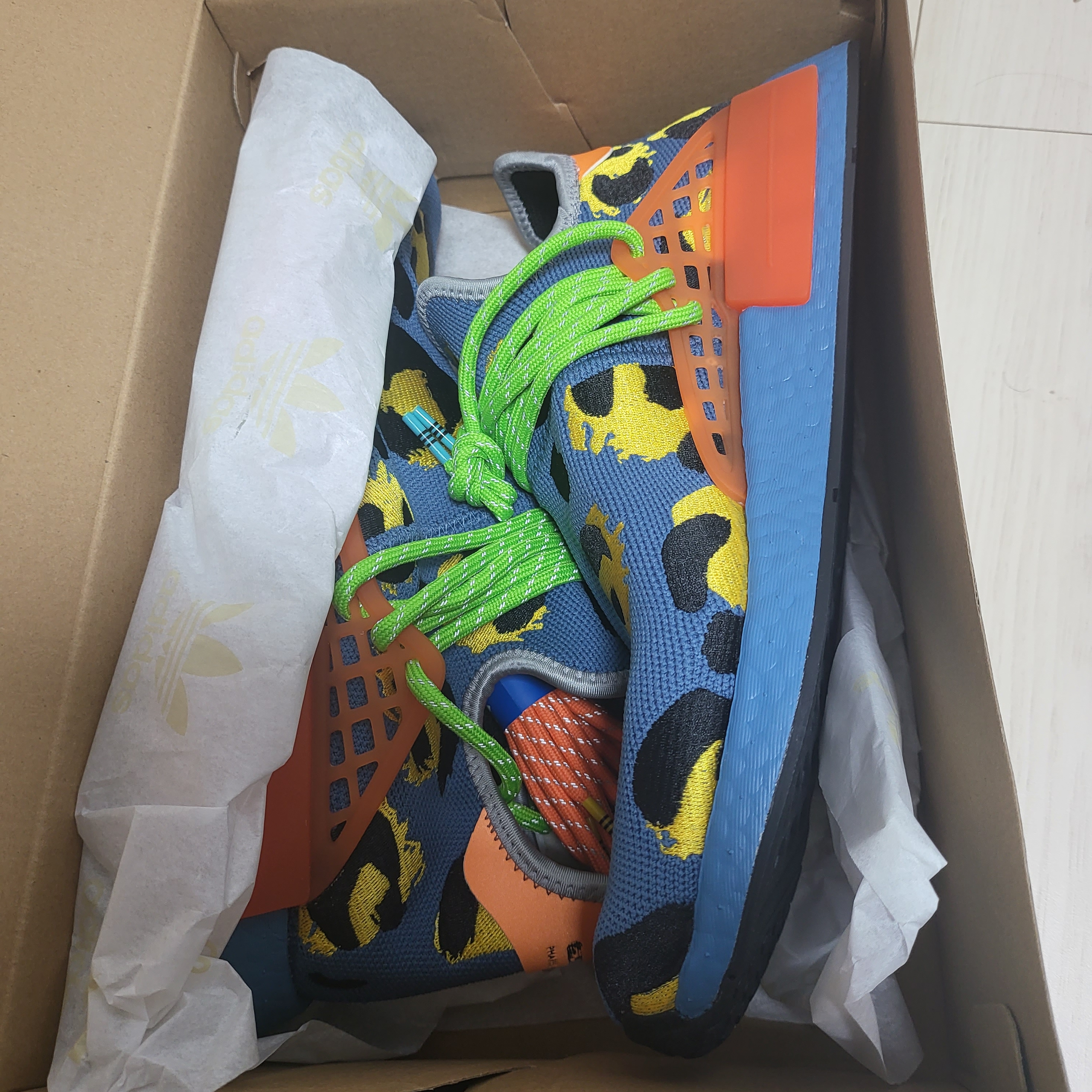 Adidas x Pharrell Williams Hu NMD Animal Print Altered Blue Bold Gold 착용 스타일 - 1