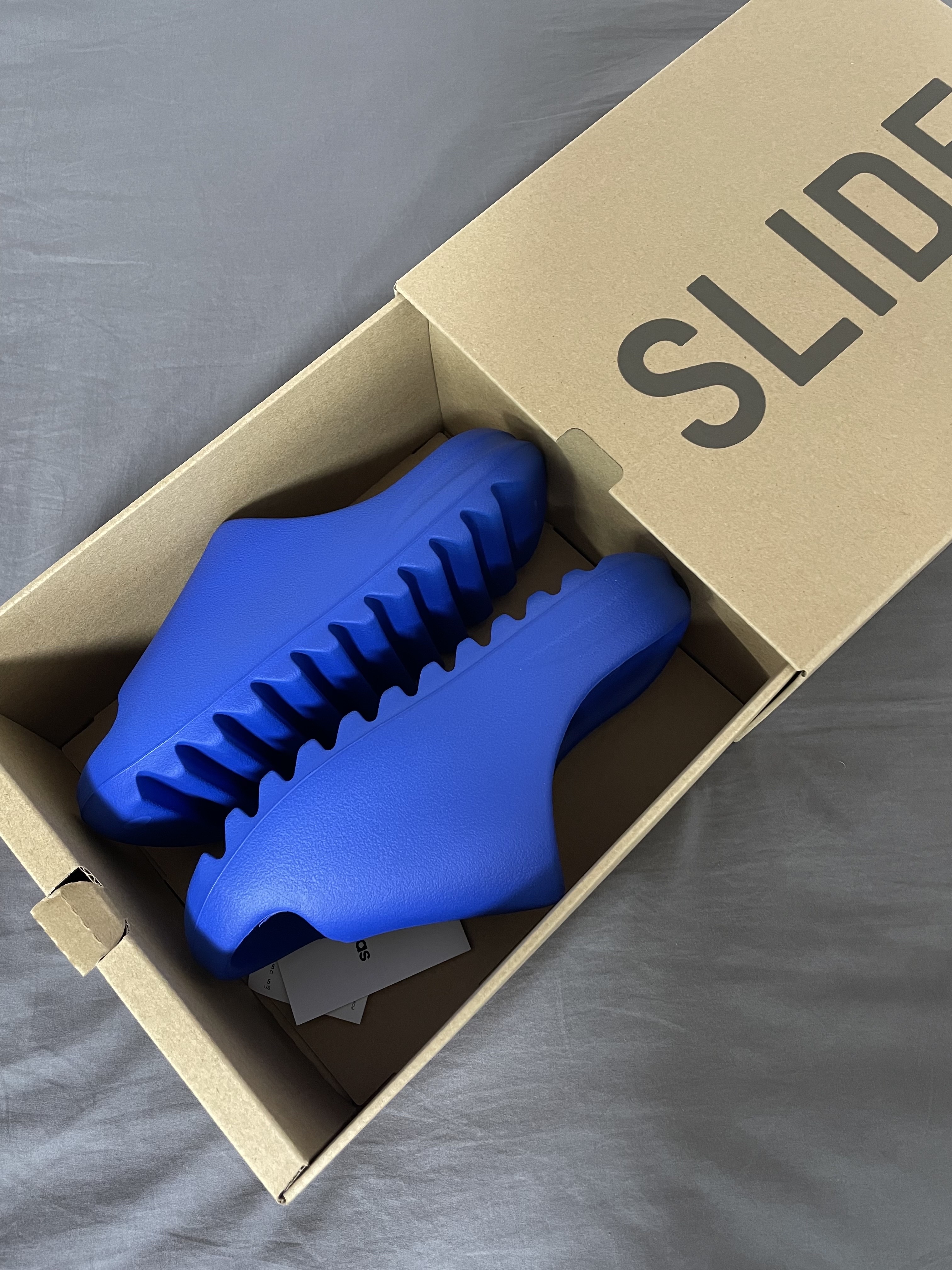 Adidas Yeezy Slide Azure 착용 스타일