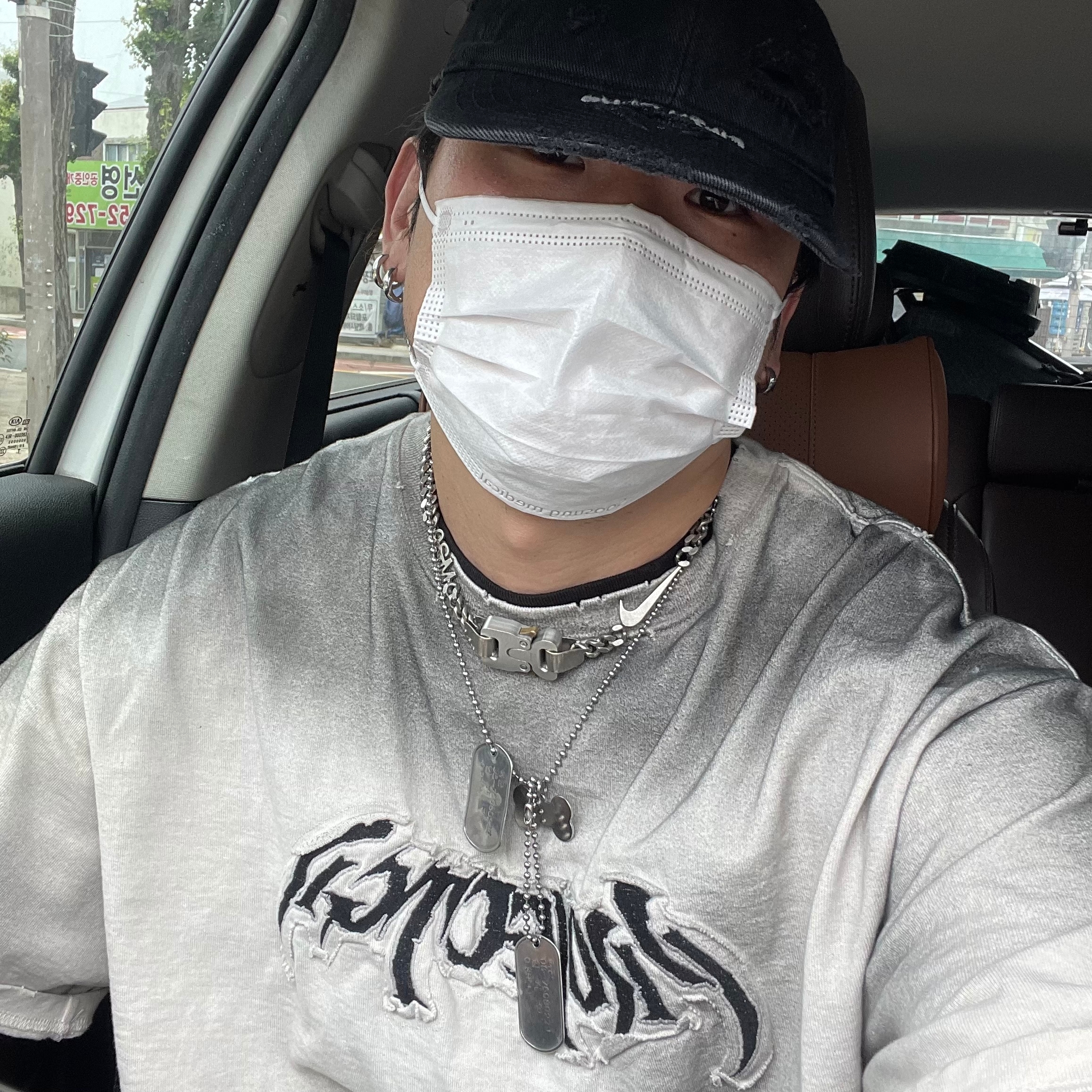 프로젝트 G/R 퓨리어스 로고 아플리케 티셔츠 그레이 - 10 꼬르소 꼬모 한정, 프로젝트 G/R 디스트레스 필스 클럽 캡 워시드 블랙 착용 스타일 - 5