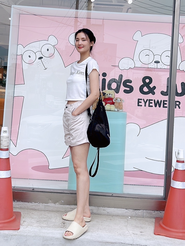 Adidas Yeezy Slide Bone 2022/2023, (W) Matin Kim Logo Silket Crop Top White 착용 스타일 - 3