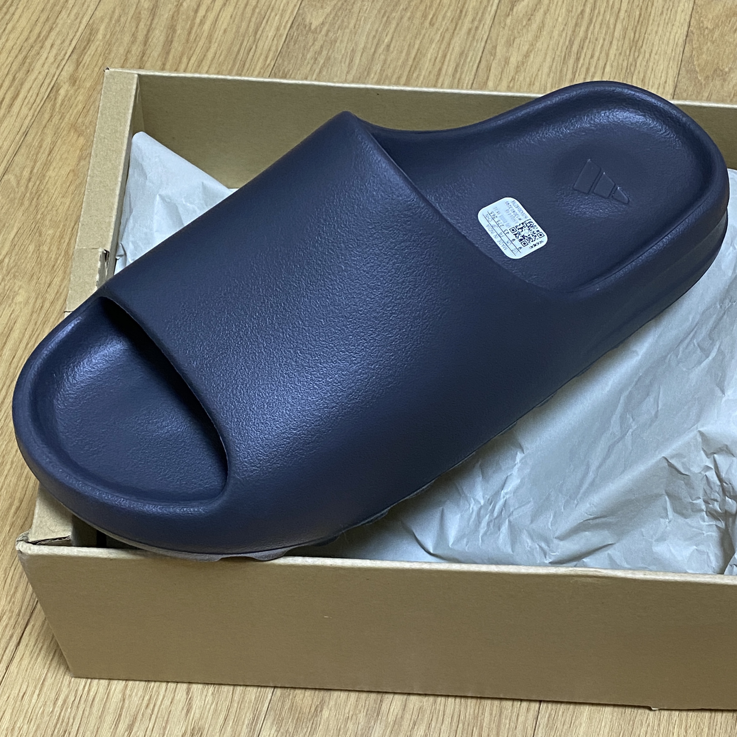 Adidas Yeezy Slide Onyx 착용 스타일