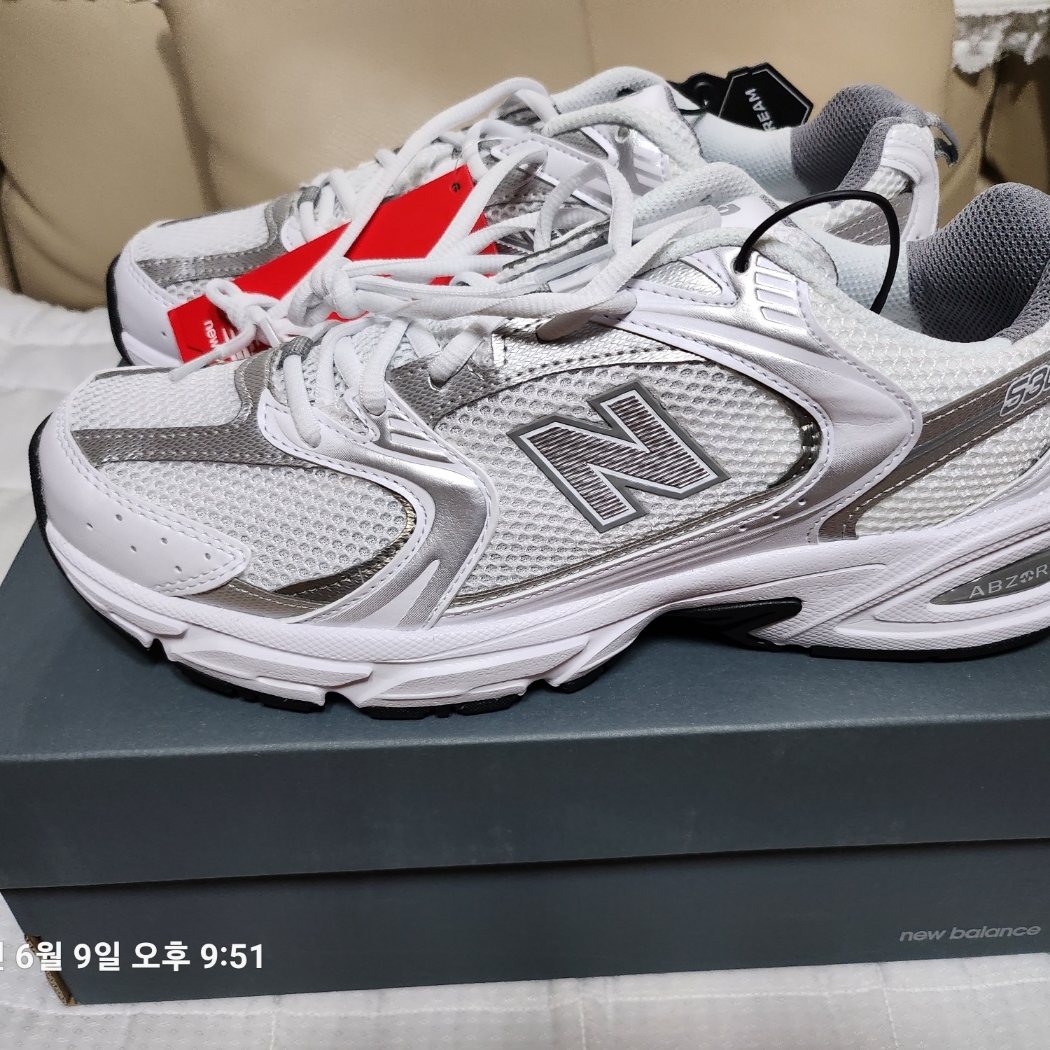 New Balance 530 White Silver 착용 스타일 - 4